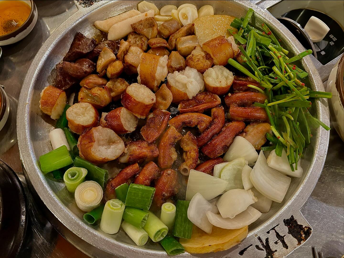 ‘백두한우곱창’
발산 대표 곱창 맛집 백두 한우 곱창

여자친구와 소주 한잔하기위해 방문한 강서구 곱창 유명 맛집
주말 이른 저녁인데도 불구하고
가족, 연인, 친구 끼리 등 다양한 손님들로 가득 차 있었다

우리는 곱창, 막창, 대창을 모두 맛보기 위해 모듬구이 2인분으로 주문
주문시 먼저 선지 소고기국이 서비스로 나오는데 이게 또 국물이 일품이다
그리고 뒤이어 나오는 김치와 깻잎 그리고 간장 양파&고추와 참기름장

반찬을 먹다보면 초벌이 다되어 드디어 등장한 곱창 한판!

🍳 쫀득한 곱창과 쫄깃한 막창 고소한 대창의 환상조화 염통도 단백하게 맛난다
🍳 곱창 기름에 튀겨(?)먹는 감자 양파 파 부추 마늘 떡은 말해 모해 예술

이번에는 과자를 많이 먹어 배가 불러 못먹었지만,
볶음밥과 특양 그리고 곱창전골도 꼭 먹어보고 싶은 곳

직원분들이 하나하나 구워주시면서 
반찬도 센스있게 리필해주시는 친절함과
배신하지 않는 맛 추천드립니다🥰

<메뉴>
모듬구이 : ₩ 25,000

<장소>
서울 강서구 공항대로 291 성원상떼뷰오피스텔

#백두한우곱창 #발산맛집 #발산역맛집 #마곡맛집 #화곡맛집 #등촌맛집 #발산곱창 #발산역곱창 #발산역회식 #발산역데이트 #발산데이트 #발산회식 #강서구맛집 #강서구곱창 #한우곱창