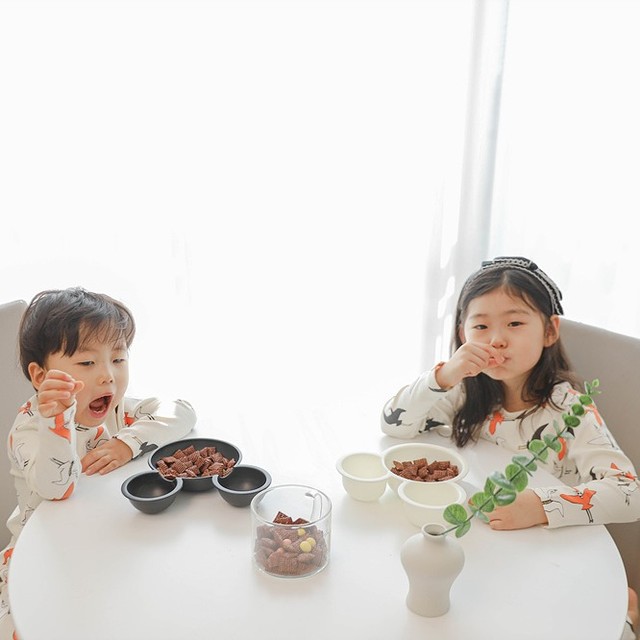 #광고 

첵스초코와 팝핑볼의 만남! 입안에서 톡톡 터지는 첵스초코 매직팝핑볼이 출시되었어요!

요즘 아이들이 우유를 한동안 먹지 않아 걱정이 많았는데요
정답은 아이들에게도 딱인 시리얼 첵스초코였다!! 
어릴 적 저도 맛나게 먹었던 켈로그 첵스초코가 작년 브랜드 리뉴얼 이후로 처음 선보이는 신제품이 있어 냉큼 데려왔답니다 >_<
세상에나 패키지만 봐도 맛있어서 군침 돌지 않나요? 홍홍홍
진한 초코맛의 첵스초코와 함께 입안에 넣으면 톡톡 터지는 매직팝핑볼 조합이라니 이것은 아이간식 좋아할 수밖에 없는 조합이죠
매직팝핑볼은 달콤 팝핑캔디를 넣어 한 입 깨무는 순간 입 안에서 톡톡 터진다며 아이들이 어찌나 재밌어 하던지요~!
게다가 아이들이 좋아하는 알록달록 원색미 뿜뿜 핑크와 노랑색을 천연색소로 구현해내 보는 재미까지!

밀과 통귀리, 옥수수, 보리, 쌀까지 5가지 곡물을 바삭하게 구워만든 첵스초코!
한창 자라나는 성장기 어린이에게 필요한 12가지 비타민, 무기질이 풍부하게 들어가
우유와 함께 먹으면 더 맛나는 우리 어린이들의 영양 아이간식 여기 있답니다 ♥ 
너무 맛있어해서 매일 간식은 켈로그와 함께 하고 있어요 후훗

무엇보다 동일 식품 유형 시장점유율 TOP3 제품 대비 비타민 D 30% up!!! 
무기질과 비타민 12가지가 포함된 켈로그 첵스초코 만나보세요~
400g 파우치 형식은 물론, 200g 패키지로도 출시되었다고 하니 얼른 초이스 해보자구요!

#제품제공 #농심켈로그 #켈로그 #첵스초코 #첵스초코매직팝핑볼 #시리얼 #신상 #아이시리얼 #아이간식