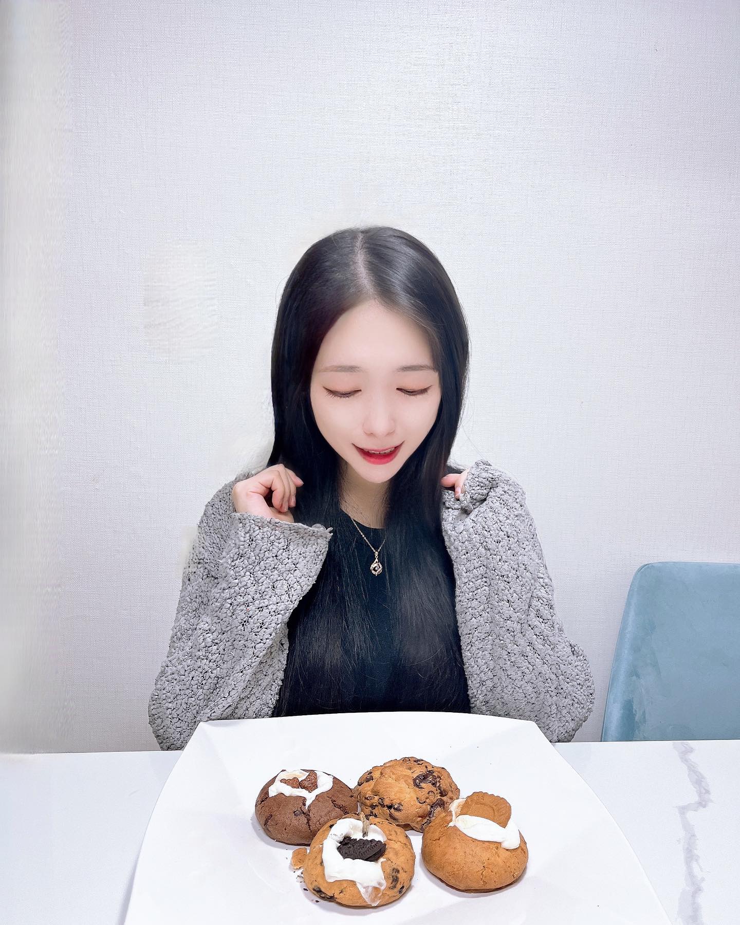 #하이쿠키 #협찬 

달달한 마쉬멜로우쿠키로 오늘하루 기분좋게 시작🥰
아아랑 너무 잘 어울릴꺼같은 쿠키인데 당떨어질때도 최공👍🏻
제가 좋아하는쿠키라서 쟁겨놓고 먹고싶은 쿠키일정도로 맛있고
선물용으로도 좋고 손님왔을 때 꺼내놓기도 좋은 쿠키에요!
케이크도 예약 주문 받고 있어서 미리 주문해야되요☺️

#운양동디저트 #운양동카페 #디저트카페 #김포선물쿠키 #김포쿠키 #김포디저트 #마쉬멜로우쿠키 #오레오쿠키 #카페 #디저트 #커피 #일상 #셀피 #크리에이터 #패션디자이너 #모델 #블로거 #오오티디 #좋반 #팔로우 #팔로워 #팔로잉 #반사 #맞팔 #좋아요 #소통 #flowers