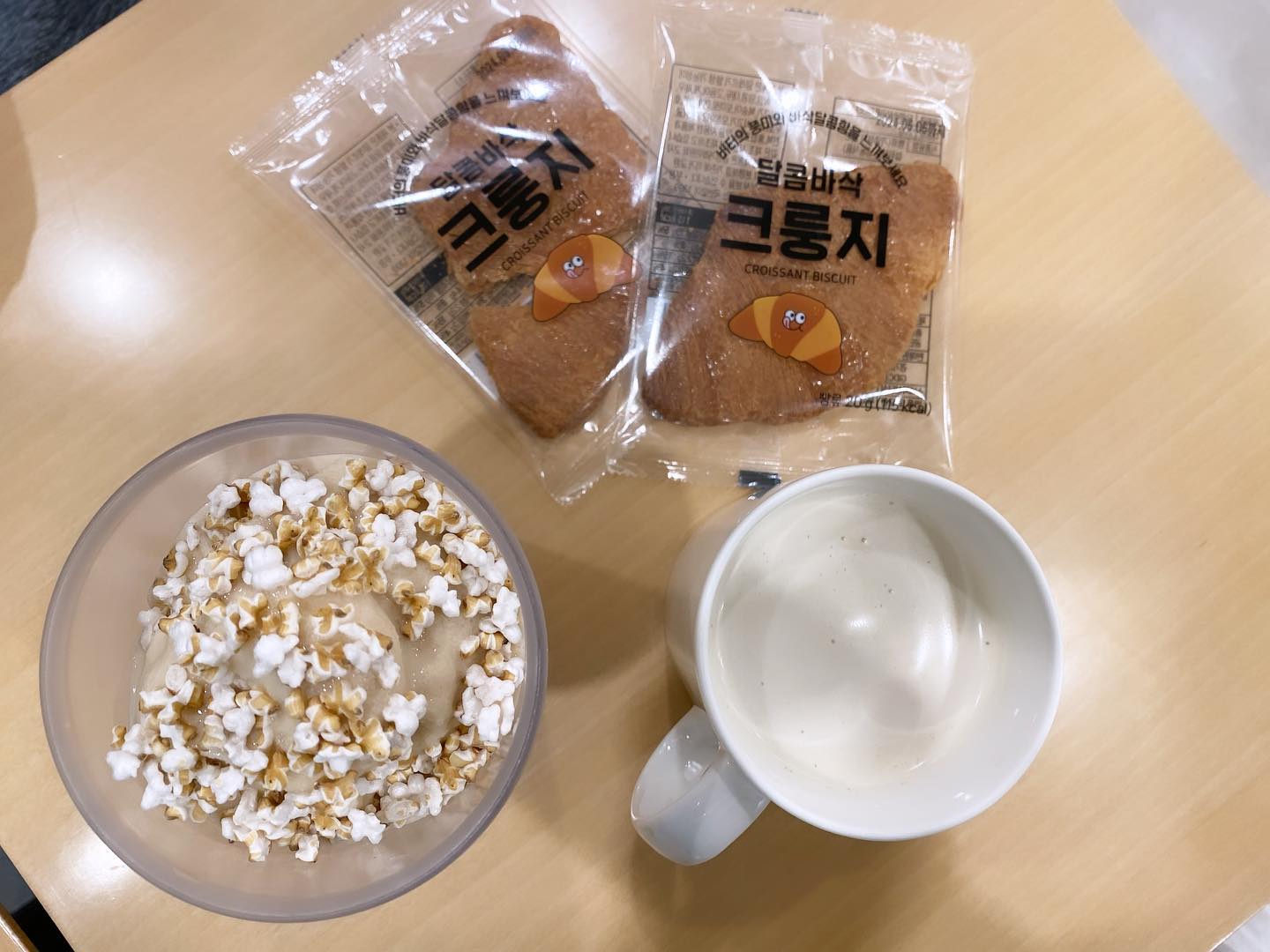 좋아하고 자주 가는 카페인 만햅커피에서
할매니얼 디저트가 새로 나와서
한 걸음에 달려갔어요~🎶
⠀
할매입맛 사로잡는
달콤바삭 크룽지랑
고소하고 달달한 누룽지찰떡쉐이크에
따뜻하고 부드러운 누룽지밀크티까지❤️
⠀
정말 가을가을하면서도
달콤해서 디저트로 딱이더라구요!
⠀
#외식스타그램#할매입맛#수지카페#성복역카페#뉴룽지#누룽지찰떡쉐이크#만랩커피#누룽지밀크티#먹스타그램#요리그램#맛스타그램#먹스타그램#맞팔#요리스타그램#쿡스타#가정식#집밥스타그램#먹스타#맛스타#요리그램
