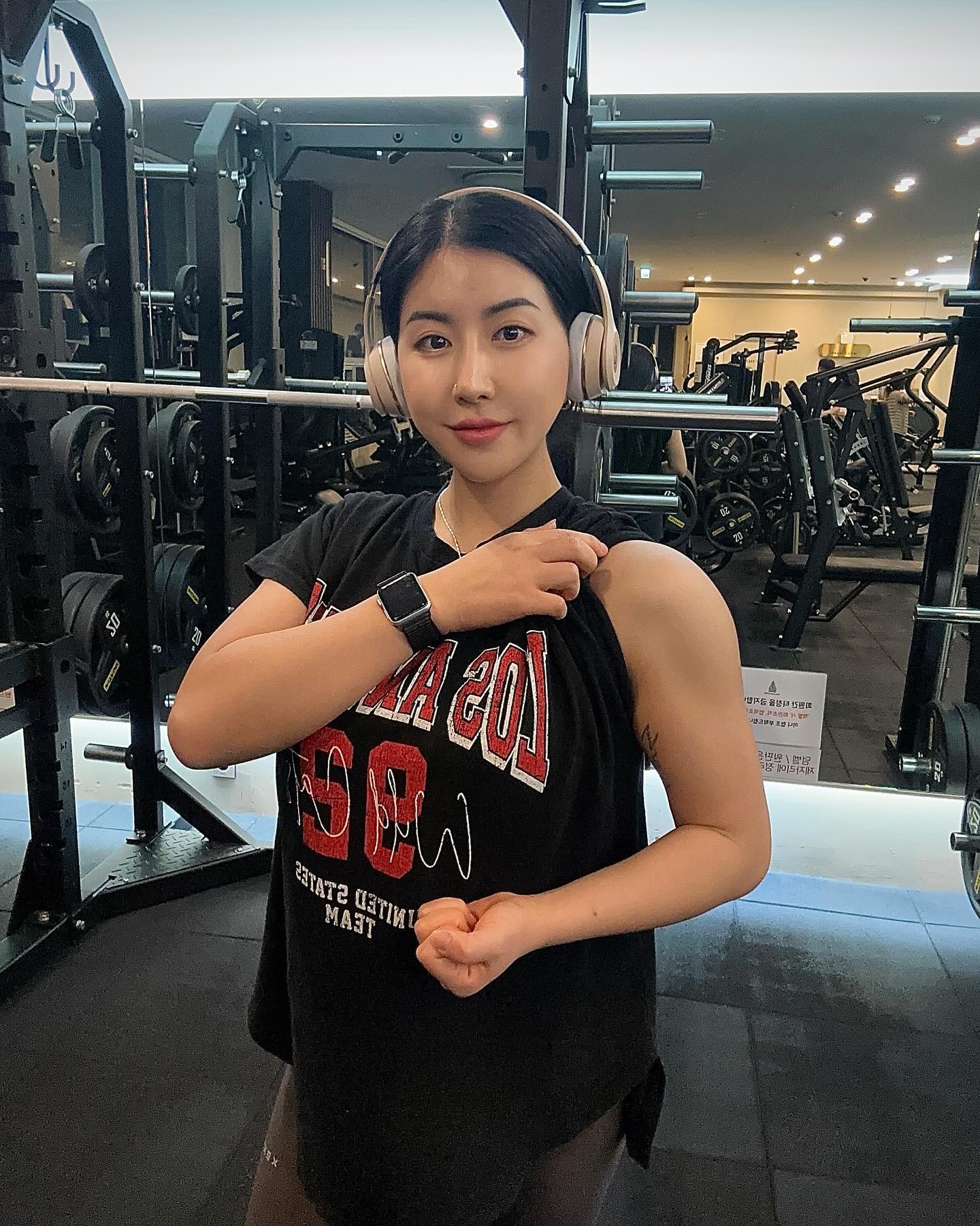 🎧
대학생 때 잘 따랐던 교수님께서
이번 생일에 축하한다고 연락을 주시면서
“너 그때도 식단한다고 도시락 싸다닐때부터 알아봤어~“
라고 하셔서 잠시 그때의 추억에 잠겨봤다.

그땐 내 스트레스 해소가 운동과 식단이었으니
무식도 힘이라고 배고픈거 참아가며 진짜 열심히 살았는데..!

내가 뭐든 열정적으로 했던 순간이 그 즈음이었던 것 같아
그때라고 상상하며 마인드셋 해보는 중
마인드셋은 2010‘s 노래부터 (빅뱅부터 드간다)