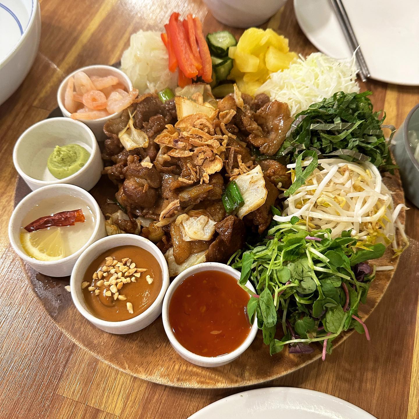맛집인데 웨이팅때문에 별점 깎이는집이 있다?!

어제도 다섯시에 별찌 병원델고가는길에 테이블링 했는데 들어간 시간은 여섯시 반 넘은 시간이었다😢

오빠가 웨이팅 하면서 오늘이 마지막 라온하제다 했을정도..ㅋㅋㅋ 
첫만남 첫데이트했던 집이라 좀 의미가 남다른 집이긴 한데 가기가 넘 힘들다😫

그래도 도마쌈도 팟타이도 너무 맛있어서 흡입🍽️

여튼 이제 오빠말고 다른사람들이랑 가기롴ㅋㅋㅋㅋㅋㅋㅋㅋㅋㅋㅋㅋㅋㅋㅋㅋㅋㅋㅋㅋㅋㅋㅋㅋㅋㅋㅋㅋㅋ
