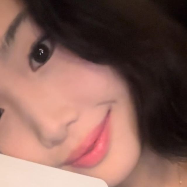 수경 on Instagram: "특별한 날 전 날에 화장이 무조건 잘 먹히고 싶다면?? 여드름성피부에 건조해서 특히 겨울에 화장이 잘 뜨더라구요ㅠㅠ 필링패드로 노폐물, 각질 등 제거해주고 수분충전도