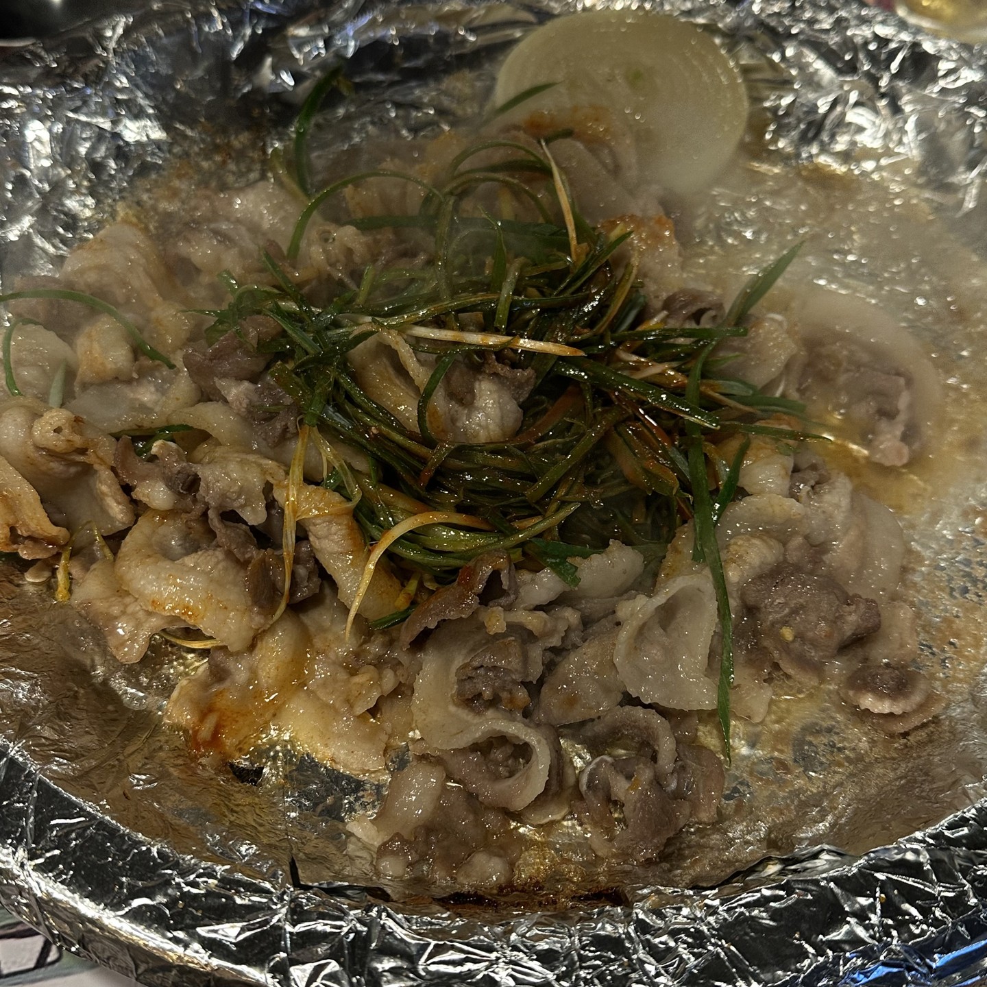 #협찬 
이수 가성비 좋은 파불고기 맛집 '돈박집 이수역점'

✅ 남성역과 이수역 사이에 위치한 파불고기 맛집!
최상급 한돈을 최강의 가성비로 먹을 수 있어요!
소주 1,400원 맥주 2,800원으로 애주가들은
당장 돈박집 이수역점으로 가333333

✅ 파불고기 (11,900원)
밑반찬이 굉장히 다양하고, 비싼 명이나물도 있음!
돈박집만의 비법소스가 있어서 그런지 더욱
감칠맛이 돌았음!
파채와 차돌과 양념이 어우러져 삼박자가
딱딱 맞아 느끼하지도 않고 맛있음!

파불고기를 반쯤 먹다가 볶음밥으로 만들어 먹으면
진짜 딱 내가 좋아하는 슴슴한 볶음밥이 완성!
단체 프라이빗 룸도 있어서 회식하기도 굉장히
좋을 것 같아서 환영회나 회식으로 추천해요!!!

📍 서울 동작구 사당로 257 1층
⏰ 매일 11:30~01:00 (라스트오더 00:00)
📞 0507-1409-1666

#이수역맛집 #사당맛집 #남성역맛집 #사당역맛집 #돈박집 #이수데이트 #사당데이트 #남성맛집 #사당술집 #이수술집 #남성술집 #파불고기 #단체회식 #회식장소추천