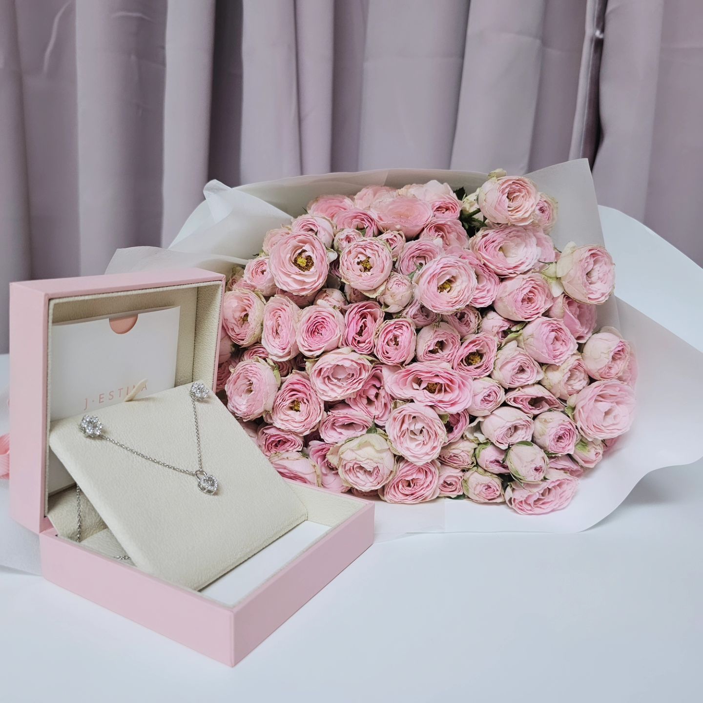 #2주년 #프로포즈
2주년과 프로포즈가 하나라니 너무 럭키바니덕 이자나~!

오리는 결혼준비로 바쁜 와중에 시간이 안되서
집에 미리 준비 못했다고
씻지도 못한채로 꼬질한 프로포즈 했다고 했지만
토깽이는 소소한 이 프로포즈가 더 진심 같아서
너무 좋았어❤️

2주년에 맞춰서 프로포즈 준비하느냐구 고생했어요
오리예랑이
pooh____992