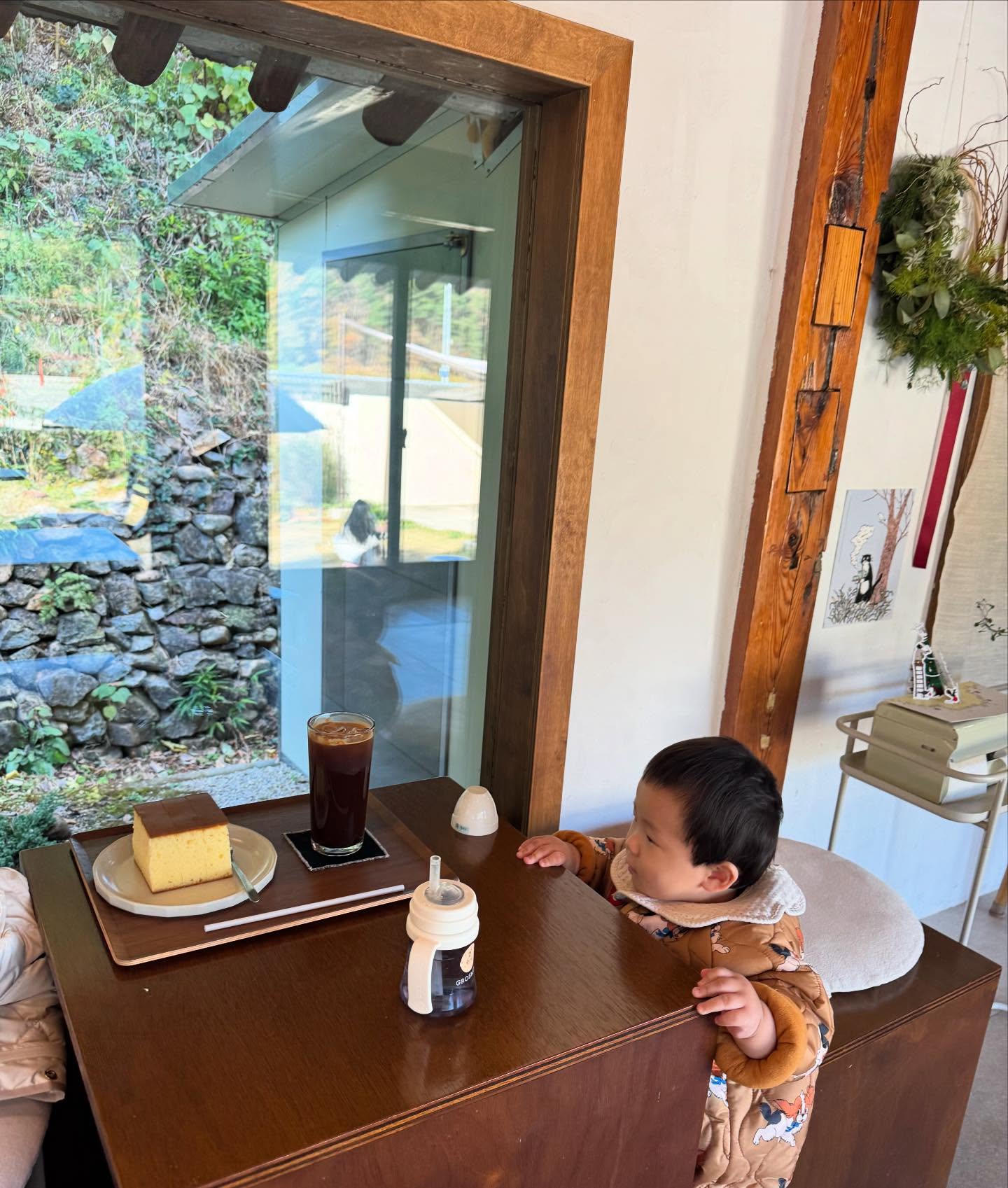 #카페유자 
형아는 아빠랑 갯벌체험가고 
떠누는 엄마랑 둘이서 
카페데이트 한 날 ☕️🧸🤎
소중한 추억 하나 기록 
아장아장 걷는 기염둥이