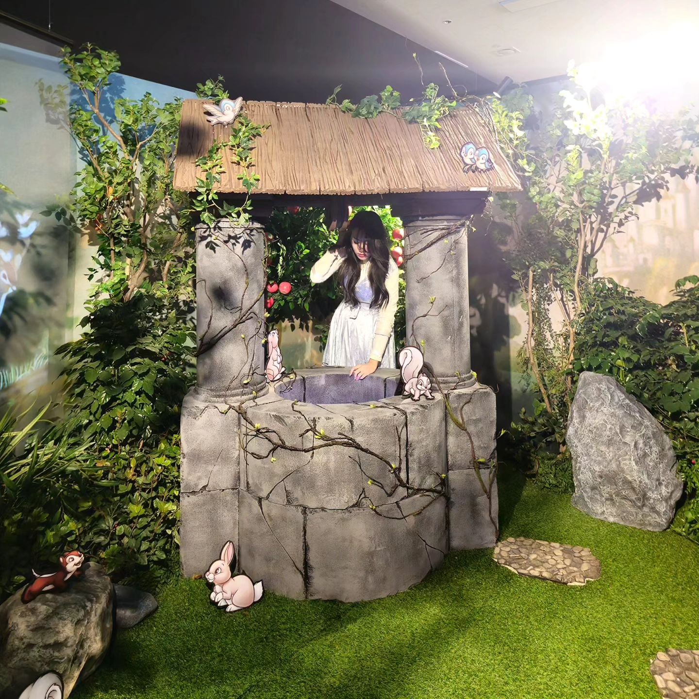 이거 아세요? 2024년 우린 꿈을 이룰 자격이 있어요.🌟

디즈니100주년팝업 HouseofWISH  현장예약만 되서 일찍 오픈런으로 다녀왔습니다.💫

  포토존에서 다 찍어 봤는데 딱 잘 나오는 포토존은 6군데!📸 
  들어가지마자 구경이 아니라 줄서서 사진찍는 곳이라 처음은 당황해서 첫번째 디즈니 탄생책상과는 못 찍었어요.🥲 저처럼 황당한 일 없이 꼭 남기고 오시길.😅 

10개 테마가 있는데 사진에 안 나온 나머지는 어두워서 휴식구간으로 가거나 영상을 남기세요. 6번째 영상보면 아실거예요. 어둡거든요.🌚

인스타 이벤트도 있는 팝업이예요. 1월10일까지랍니다.ㅎ 뚝섬역 8번 출구로 나가면 바로 왼쪽 앞에 보여요.💫

#디즈니100주년팝업 #디즈니100주년 #팝업스토어 #HouseofWISH #fWISH #디즈니 #디즈니팝업 #포토존 #뚝섬역  #미키마우스 #백설공주 #신데렐라 #미녀와야수 #알라딘 #라푼젤 #겨울왕국 #위시 #MickeyMouse #SnowWhite #Cinderella #BeautyandtheBeast #Aladdin #Rapunzel #frozen