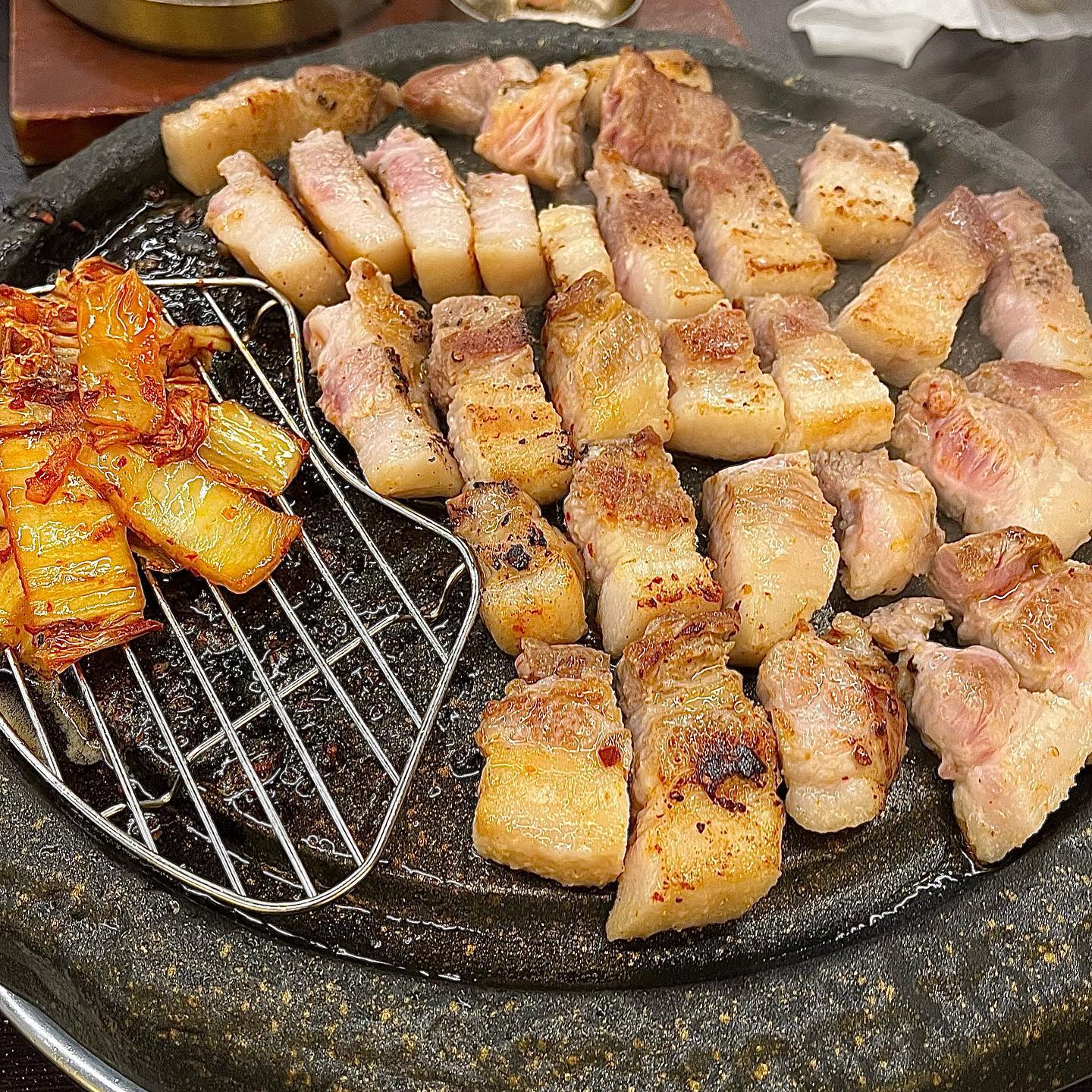#협찬 #삼겹식당주안점

삼겹식당은 밑반찬으로 리코타치즈샐러드, 명이나물, 무말랭이, 파김치, 배추김치, 파절이 ,쌈채소 그리고 다양한 소스까지 대접받는 느낌이 드는곳이에요 상차람이 깔끔하고 풍부하게 나와서 좋습니당  그리고 먹기전에 키위디톡스 주스를 준비해주신답니당 

저는 삼겹식당에 걸맞게 삼겹살 3인분 주문했어요 ㅎㅎ 180g에 13,000원이라니 요즘 미친 물가속에서 정말 하나의 빛이랄까.. 외국산도아니고 국내산이라 더 믿음이 갔어요 

육즙이 팡팡 터져나오고 얇지않은 두께라 씹는 맛도 있었어요 두툼한 삼겹살이랍니당 쫄깃쫄깃 너무 맛있었어요~! 

삼겹살을 주문했는데 한상 가득 대접 받는 느낌이라 너무 좋았어요 양이 많아서 볶음밥을 못먹어서 나중에는 볶음밥 꼭 먹어보려구요 ㅎㅎ 삼겹살 추천드립니당 

🖤 삼겹식당 주안점

🖤 인천 미추홀구 석정로 468 1층

🖤 주안5동 행정복지센터 주차 추천드려요 
#삼겹식당 #삼겹식당주안점 #주안맛집 #주안역맛집 #주안고기집 #주안삼겹살 #인천맛집 #인천삼겹살 #주안 #주안고기