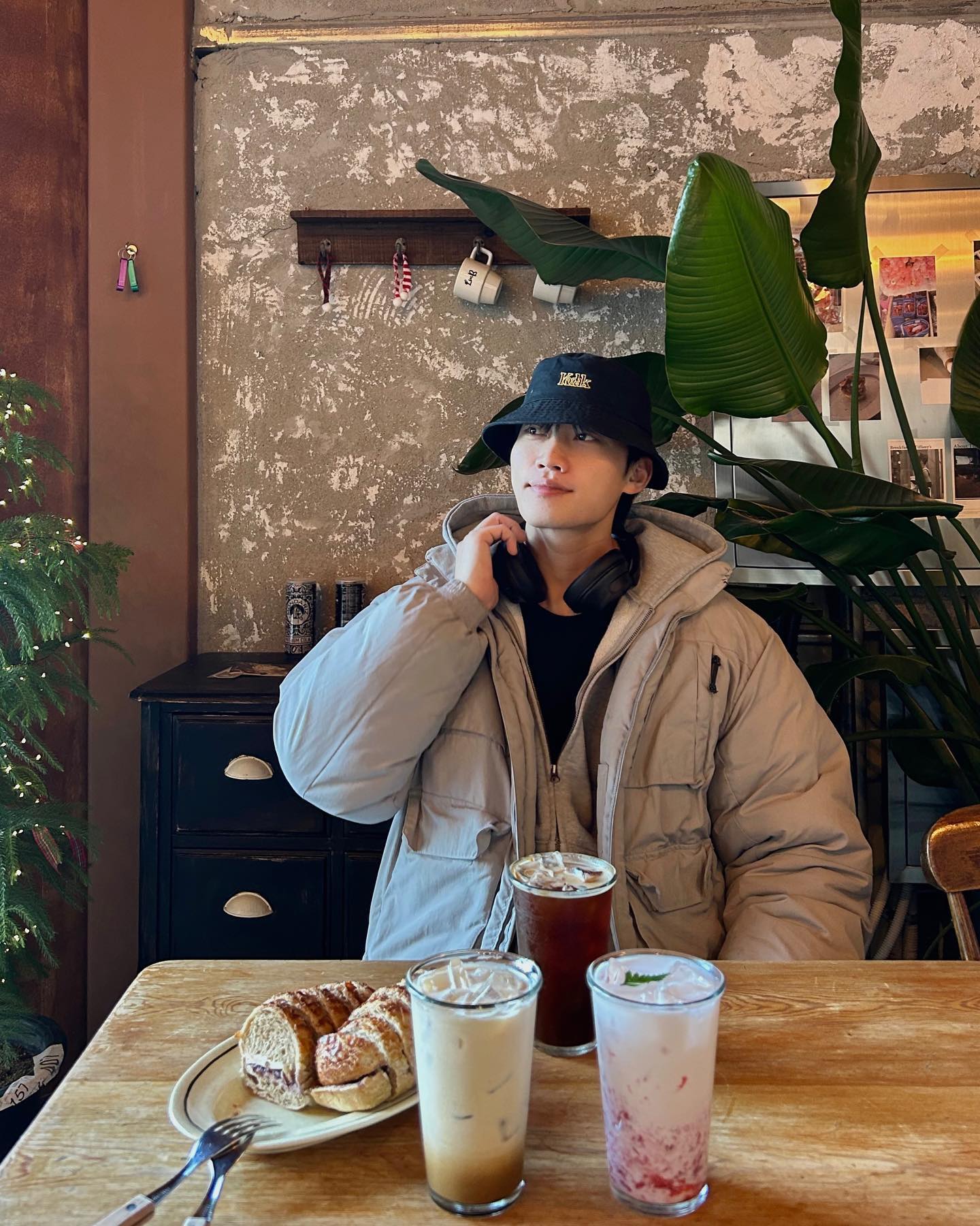 광주 유스케어 터미널 근처에
위치한 대형 베이커리 카페
' LMB(라이크마이베이커리) '
.
.
정말 오랜만에 신상 카페 포스팅을
하는 것 같은데요. 우연히 길을 걷다가
보여서 들어간 카페였는데, 진짜 찐으로
순천에 있었으면 단골 하고 싶은 카페를
발견했답니다 ㅠㅠ 웨이팅이 있을 정도로
많은 사람들의 발길이 이어지는 곳이었는데요.
베이커리 맛집이자 인테리어 맛집, 음료 맛집이었어요.
저는 심지어 눈이 어느 정도 쌓여 있을 때 방문을
했었던 터라서 더욱 분위기 있는 공간의 느낌을
즐길 수가 있었답니다. 정말 찐으로 인테리어 예쁜
공간이니 꼭 방문 해보시는 걸 추천 드려요 ㅠㅠ
참고로 만석이라 공간 전체 사진들을 못담았습니다 ㅠㅠ
.
.
🔹LMB정보
주소 : 광주 서구 무진대로 921
문의 : 010-2528-4887
운영시간 : 오전11시~오후9시
휴무일 : 없음