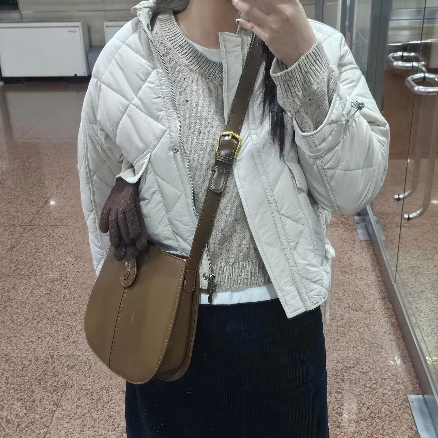 #데일리룩 #ootd #출근룩 #거울샷
(165.7cm / 70.9kg)

오늘 너무 너무 춥댜
이제는 스타킹을 필수로 신어야할 것 같아요!! 🥶
베이지 사랑하는 베이지룩. 아이보리색 같은 따수운색감이 조아요

입고 있는 아우터는 그다지 추천하진 않아서
따로 언급은 안하겠습니당 🥲

골덴 치마는 대전에 있는 아시야라는 오프라인매장에서
구매했는데 그 매장에서 구매한 옷들중에서 손이 가장 많이 가서
잘 입고 있는 치마에요-