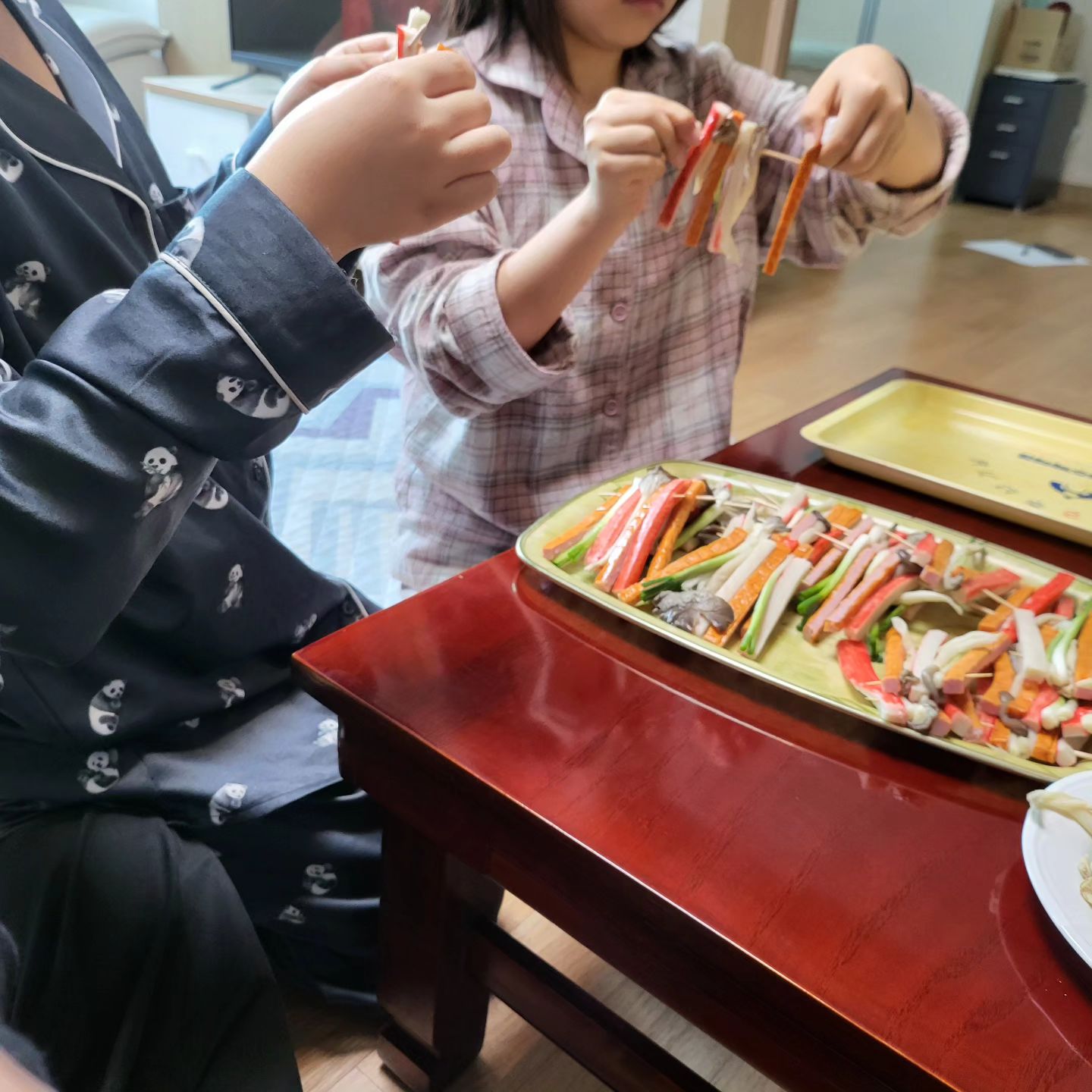 ..간만에 즐긴 명절

매해 
설이건 추석이건 
당일 하루말곤 근무하느라 
혼자 놀았는데,

수년만에 명절답게~
아이들 잠옷바람으로 전부치기는 국룰
큰집.작은집 베이비들 모여 시끄러운 설다운 설.

설은 요리보다. 먹기바쁜 며느리역할
요리는 머무니 몫
준비는 큰아들 몫
설거지는 작은 아들 몫

명절내내 먹고자고 먹고자고 자고먹고 자고먹고

전생에 나라를 구해가주구서..
항상 감사합니다. 

#설 #전부치기 #철없는며느라기
