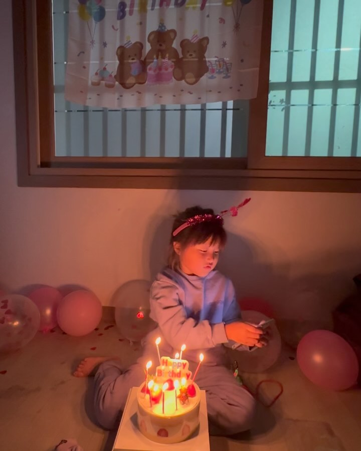 #생일추카포카❤️ 

공주야 7세 생일 다같이 축하못해줘서 미얀해

예성이 기침+숨소리조합으로 오전 강제입원행
방금까지 옆에서 보고왔는데ㅎㅎㅎㅎㅎㅎ보고싶다고 전화를,,
아직 애기구먼,,,ㅎㅎ혼자과연잘수있을것인가🥹

#일상 #생일 #181030 #딸기케익 #hbd #daily