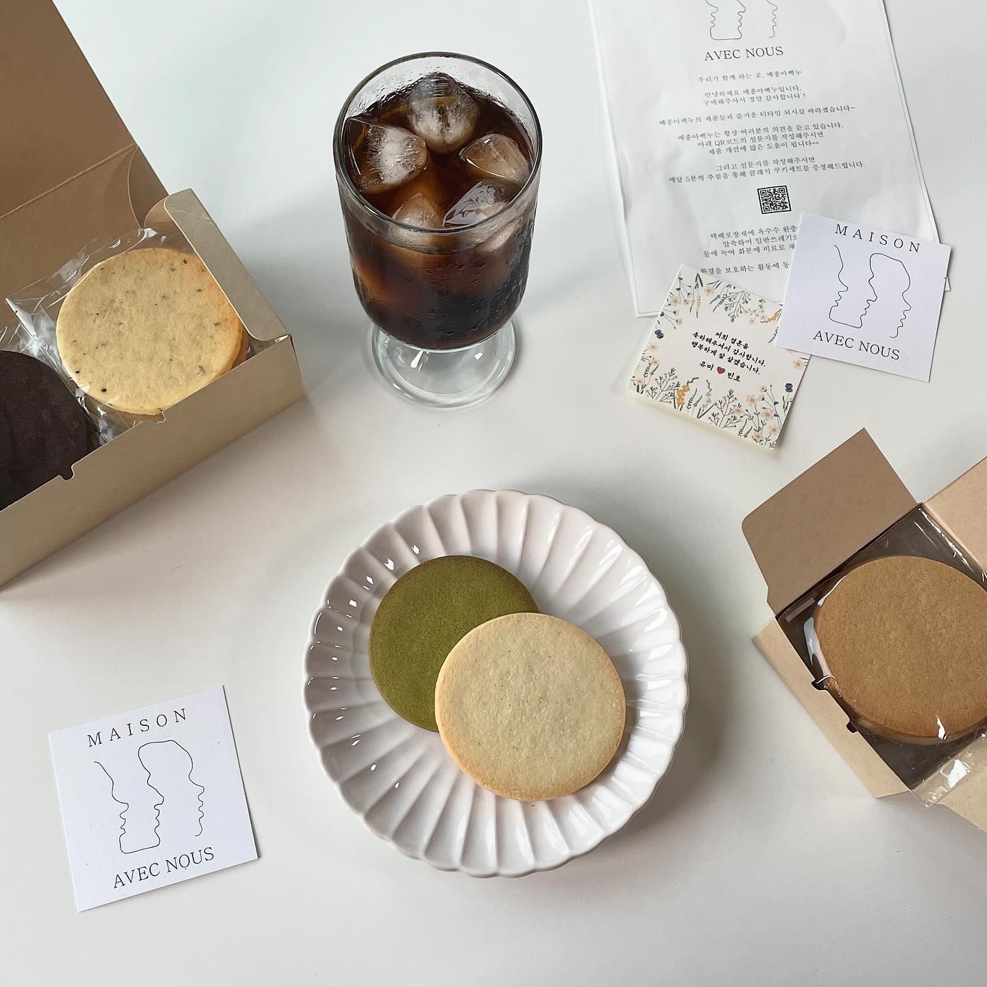 🌞메종아벡누 딥례품쿠키
.
답례품으로 딱 좋은 쿠키에요🍪 포장도 깔끔하고 고급스러워요 특히 쿠키맛이 아주 좋습니닷 사실 답례품 신중하게 고르게 되는데 포장도 꼼꼼하고 쿠키맛도 좋아서 추천합니당💗
.
.
.
.
.
#먹스타홍홍 #메종아벡누 #답례품쿠키 #답례품