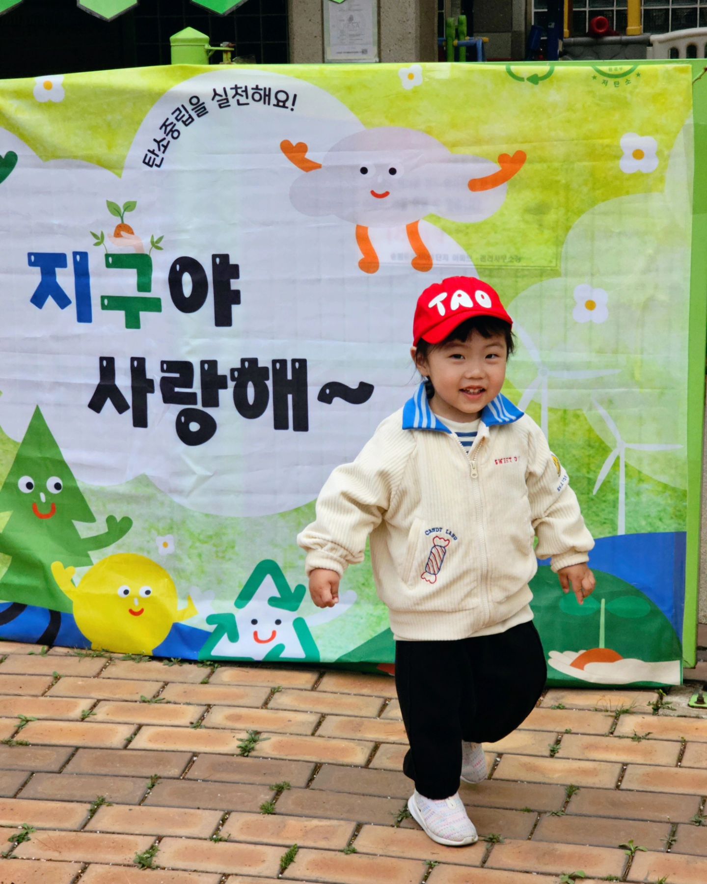 ⠀ 
날씨 왜이리 포근해 🌞
드디어 겨울옷정리 끝...
내일이면 34개월 형아 !!!!! 
⠀