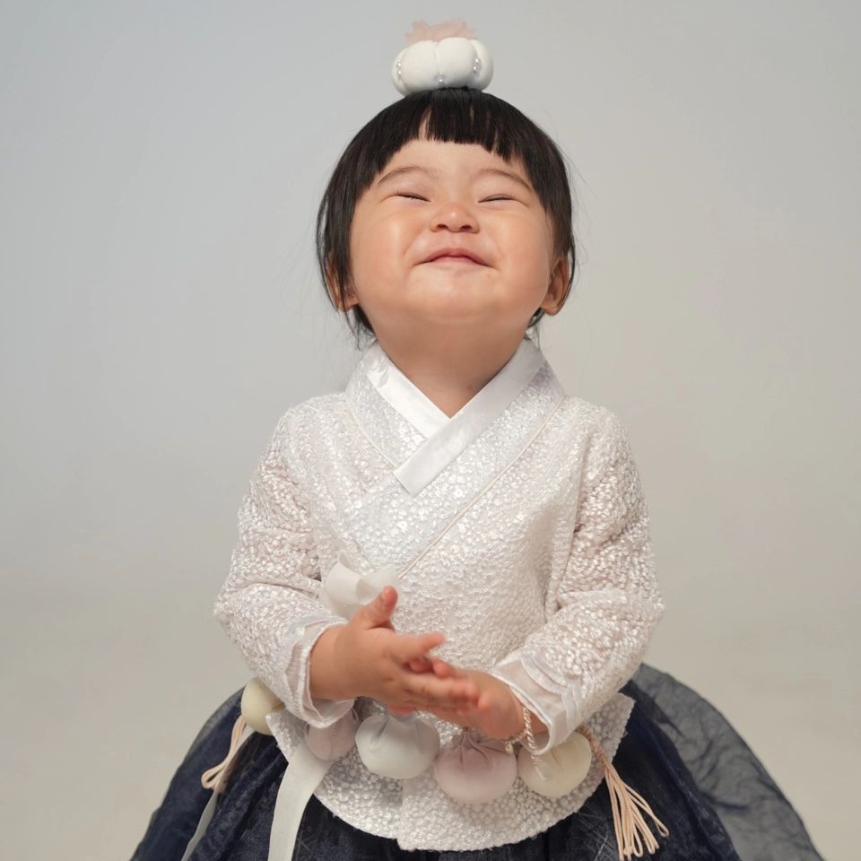 #돌끝맘 #오늘의엄마픽👆

다빈이 돌잔치 끝나니까 정말 후련하네요 🥹
내일 다빈이 돌잡이 이벤트 해보려구요💕
축하해주셔서 감사해요 🙇