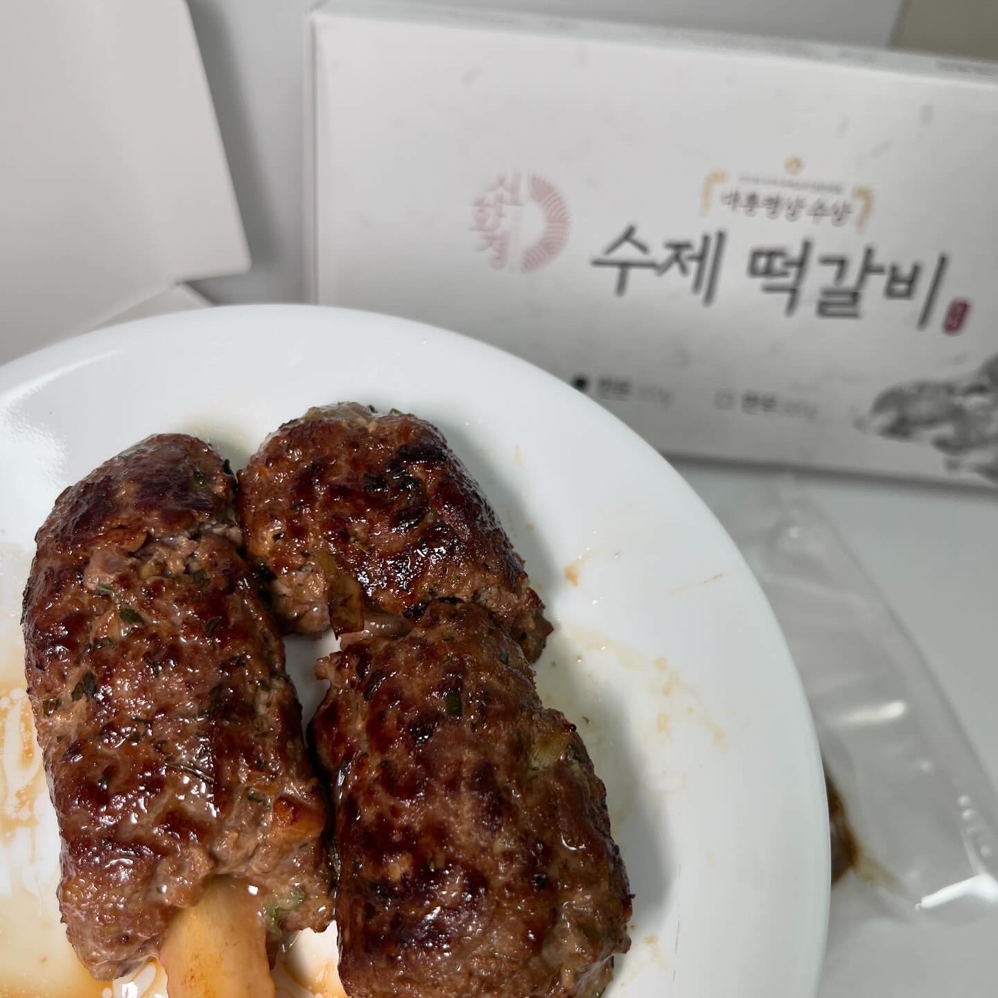 순천에서 한정식으로 유명한 “신화정” 수제떡갈비

스토어팜에서 한돈 떡갈비 주문해봤어용❤️
✔️8개입 35,000원

한팩씩 포장되어있어 해동 후 후라이팬에 굽굽
하는데 육즙이 한가득🫶🏻국제요리경연대회에
서 대통령상을 받는 이유가 다 있네요!!👍🏻👍🏻

굽는 내내 육즙이 좔좔~~ 흰쌀밥에 올려먹는데
엄마김치랑 같이 올려서 먹으니 집나간 입맛도
되찾을 수 있었어요>< 맨날 냉동떡갈비만 먹어
보다가 고급진 떡갈비 처음 먹어봤는데, 역시 다
르긴 다르네요! 

이제 곧 명절이라 설 선물로도 제격인 신화정 떡갈비
강추!!

https://m.smartstore.naver.com/shinhwajung2/products/5358396626

#설선물추천 #순천떡갈비 #한돈떡갈비 #떡갈비밀키트 
#설선물 #신화정 #떡갈비 #순천