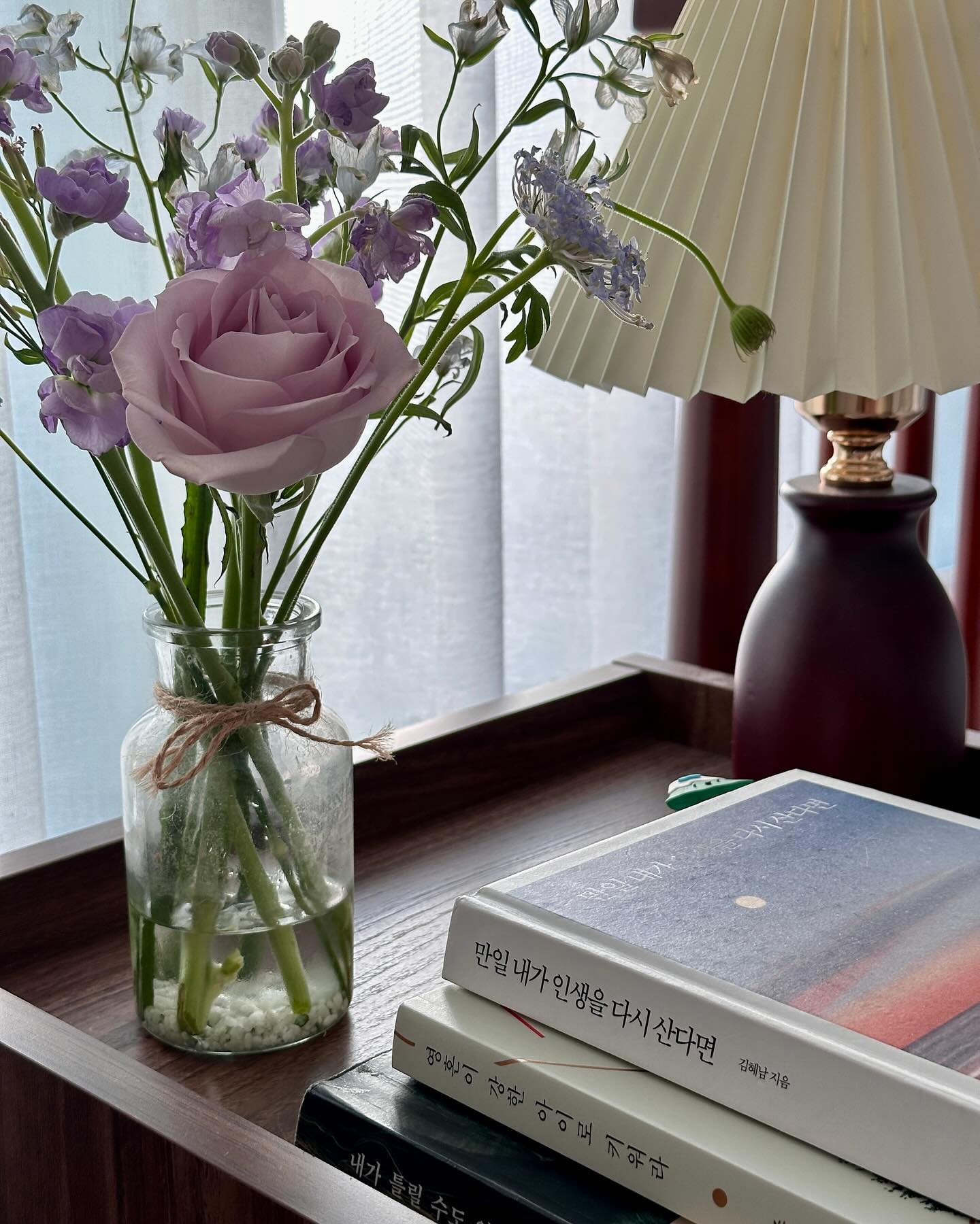 📚요즘 아껴보고 있는 책
울림을 주는 글귀가 많아서 노트에 옮겨적기 바쁜🖋️

#만일내가인생을다시산다면 #김혜남작가 #책추천
#영혼이강한아이로키워라 #북하우스