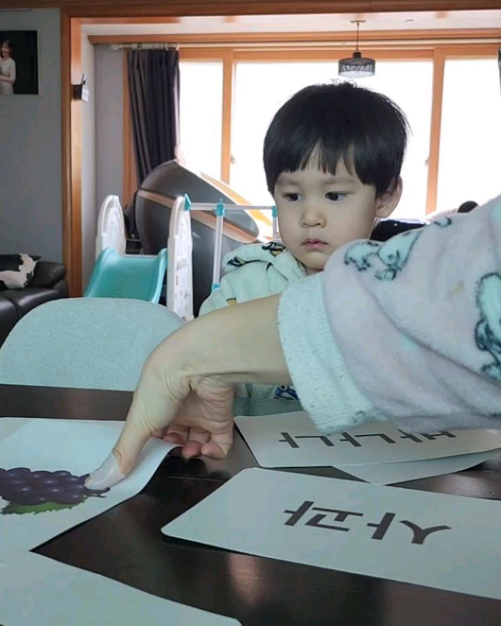 플카는 매일 보는중에 이번주는 과일 주간으로 결정ㅎㅎ

사과🍎, 배🍐, 포도🍇, 바나나🍌, 수박🍉
아이들이 좋아하는 '과일' 플카 5장으로 놀이 + 활동지 시작!

활동지는 단어와 그림, 스티커 등을 활용해 그리고 색칠하고 오리고 붙이는 과정을 함께해서 소근육발달과 한글공부를 동시에 할 수 있었다. 

그리고 하루에 10장씩 라인북 하기!

선긋기 활동은 생각보다 되게 중요한데, 이 선긋기를 꾸준히 잘 하는 아이들은 글씨도 잘쓸 뿐더러 책, 교과서, 시험지 지문 등을 잘 읽어내는 능력까지 발달할 수 있다고 한다!

2024년 영재교육분야 대한민국1등 대상을 수상한 임서영 소장님표 영재오 플래시카드와 교재는 영유아 두뇌발달에 특화되어있어, 솔직히 지금 당장 한글을 바로 읽는 것도 중요하겠지만 장기적으로는 우리 로로브로가 나중에 공부 할 때 쉽게 쉽게 할 수 있는 두뇌를 만들어주자 싶은 마음이 더 크기 때문에 매일 해주려는 것ㅎㅎ

다행히도 애들이 더 좋아해서 매일 먼저 보고싶다고 카드 보여달라고 한다. 원래 집에선 영상 안보여주긴 하지만 티비도 핸드폰도 아니고 이걸 이렇게나 좋아하다니 신기하기도 하고 놀랍기도 하고...

즐겁게 꾸준히 하고있으니 성과는 언젠가 따라오겠지?
로로브로 한글떼기 화이팅!😃

imseoyoung1144 
imseoyoung354

  대한민국 1등 영유아 영재교육원
  #영재오 #영재교육연구소 #한글떼기 
  #한글통글자떼기 #서포터즈 

#영재오한글 #영재오플래시카드 #영유아 #영유아발달 #한글떼기 #통글자 #한글교육 #유아한글 #엄마표한글 #플래시카드 #영재교육 #한글활동지 #플래시카드놀이법 #집중력발달  #우뇌발달놀이 #우뇌트레이닝