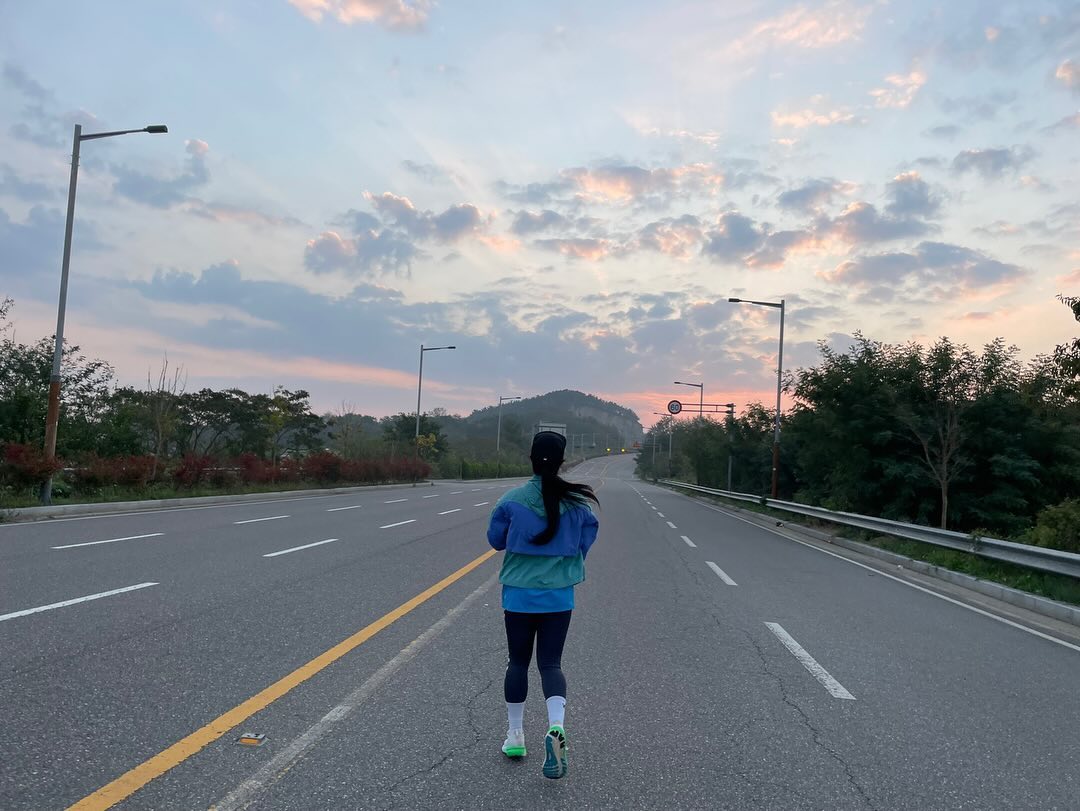 .
.
☁️🌥️⛅️🌤️☀️✨✨
“와 언니 하늘 봐요. 빛이 이렇게 퍼져요“.
“이걸 뭐라고 하더라??”.
.
.
라는 상황에서.
silverstar_eun  구슬언니가 찍어 준 나😆.
.
.
#빛줄기.
.