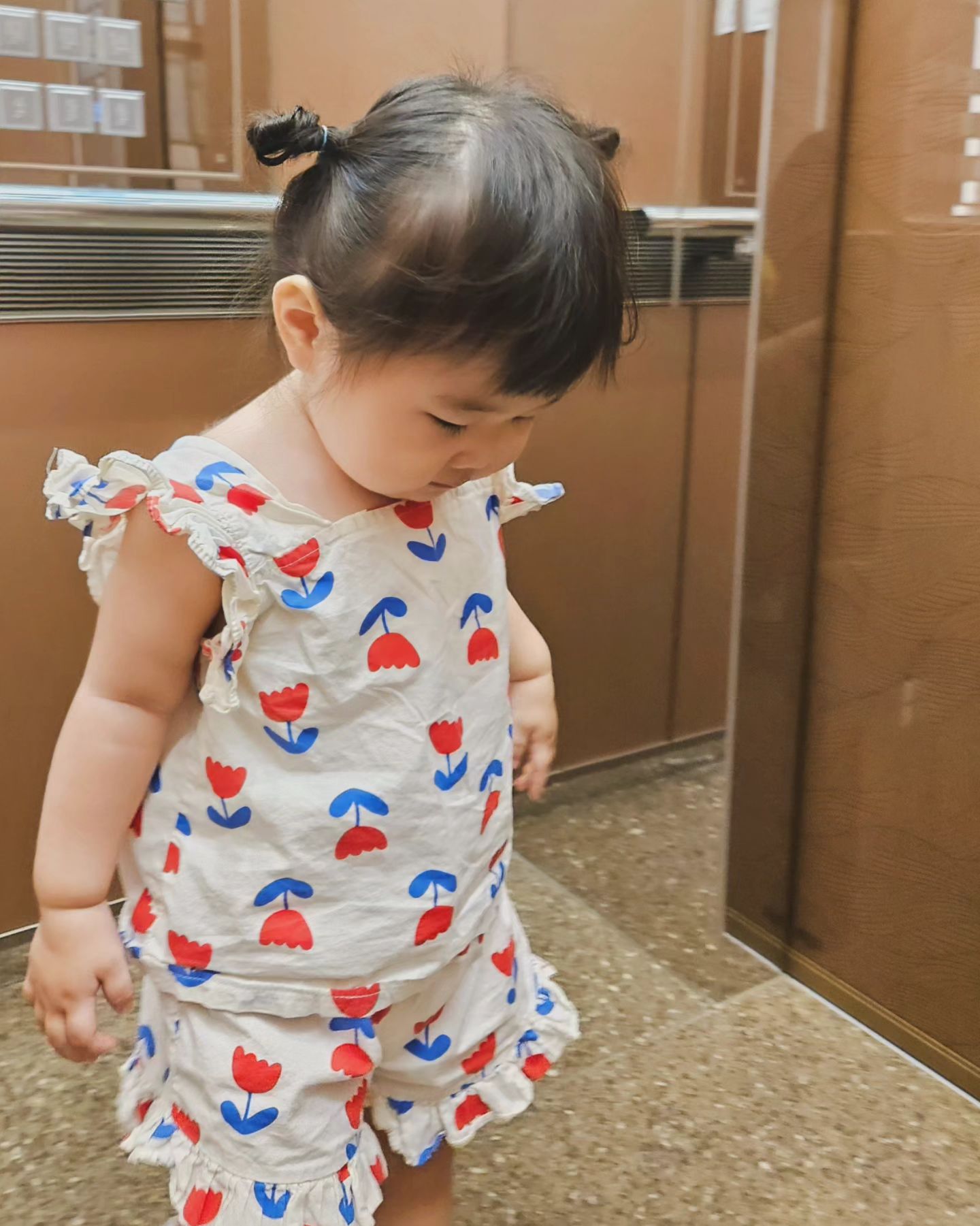 👶🏻24.08.09👶🏻
아침에 예쁜 옷 입고 갔는데 하원시키러 가서 찐당황
어??ㄱㅋㄱㅋㄱㄱㄱㄱㅋㄱㄱㄱㄱㄱㅋㅋㅋㄱㄱㅋㄱㄱㅋㄱ
급히 카메라도 끄고 무슨상황인짘ㅋㅋㅋㅋㅋㅋ

오후 간식 컵으로 먹다가 다 쏟았다곸ㅋㅋㅋㅋ
오늘 4시에 물놀이터 티켓사러 관리사무소 가야해서 바로 집 못가는데 너무 웃긴 모습으로 티켓도 사고 내려간 김에 맘스카페에 가서 놀다가 옴

저녁에는 송도할배랑 영통하다가 할배집에 간다고 30분을 울어서😟
베베핀으로 겨우 달램ㅠㅠㅋㅋㅋㅋㅋ ㅎrㅇr~

✔️585days