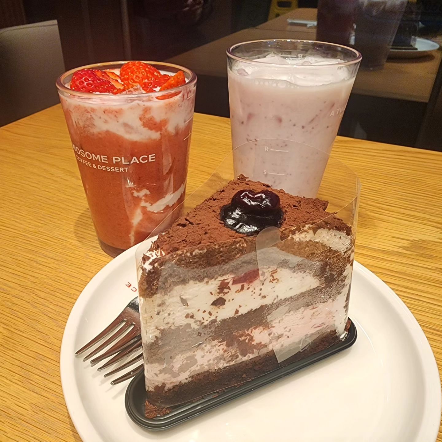 ☕️☕️☕️☕️☕️☕️
오랜만에 투썸❤️
#케이크맛집 
.
#투썸#투썸플레이스#딸기라떼#블루베리요거트스무디#내돈내산#좋아요#좋아요환영#좋아요추천#좋아요그램#좋아요반사#좋반#맛집#선팔#맞팔#선팔맞팔#먹팔#먹팔해요#먹팔환영#먹팔러#먹팔스타그램#맞팔해요#맞팔환영#맞팔스타그램#맞팔러#맞팔러환영#식탐여왕화들짝
