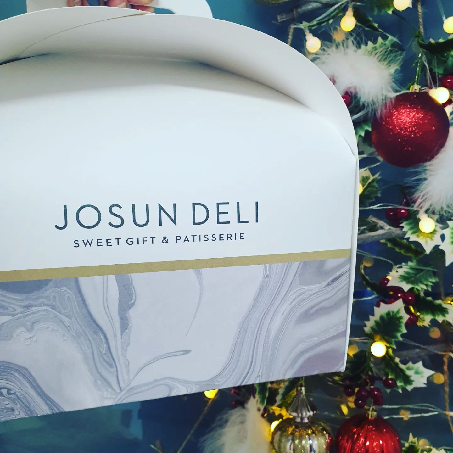 두번째 함께하는 크리스마스~🎅 🎄 
우리 신랑의 깜짝 써프라이즈~
꺄~~😆

화이트크리스마스에 너무 잘어울리는 케이꾸
로맨티스트 신랑덕에 행복한 크리스마스♡

이제 케이꾸먹고 이브를 즐기러 놀러나가야딩☃️

모두모두 메리크리스마스👋
.
.
.
.
#메리크리스마스 #크리스마스이브 #조선델리 #조선델리케이크 #조선호텔케이크 #크리스마스케이크 #크리스마스파티 #신혼놀이 #둘만의크리스마스 #신혼일기 #크리스마스이브날 #케이크 #케이크맛집 #일상맞팔 #일상여유 #먹방기록 #먹팔해요 #먹방스타그램 #빵스타그램 #빵순이 #맛있는소통 #맛스타 #선팔맞팔 #선팔하면맞팔