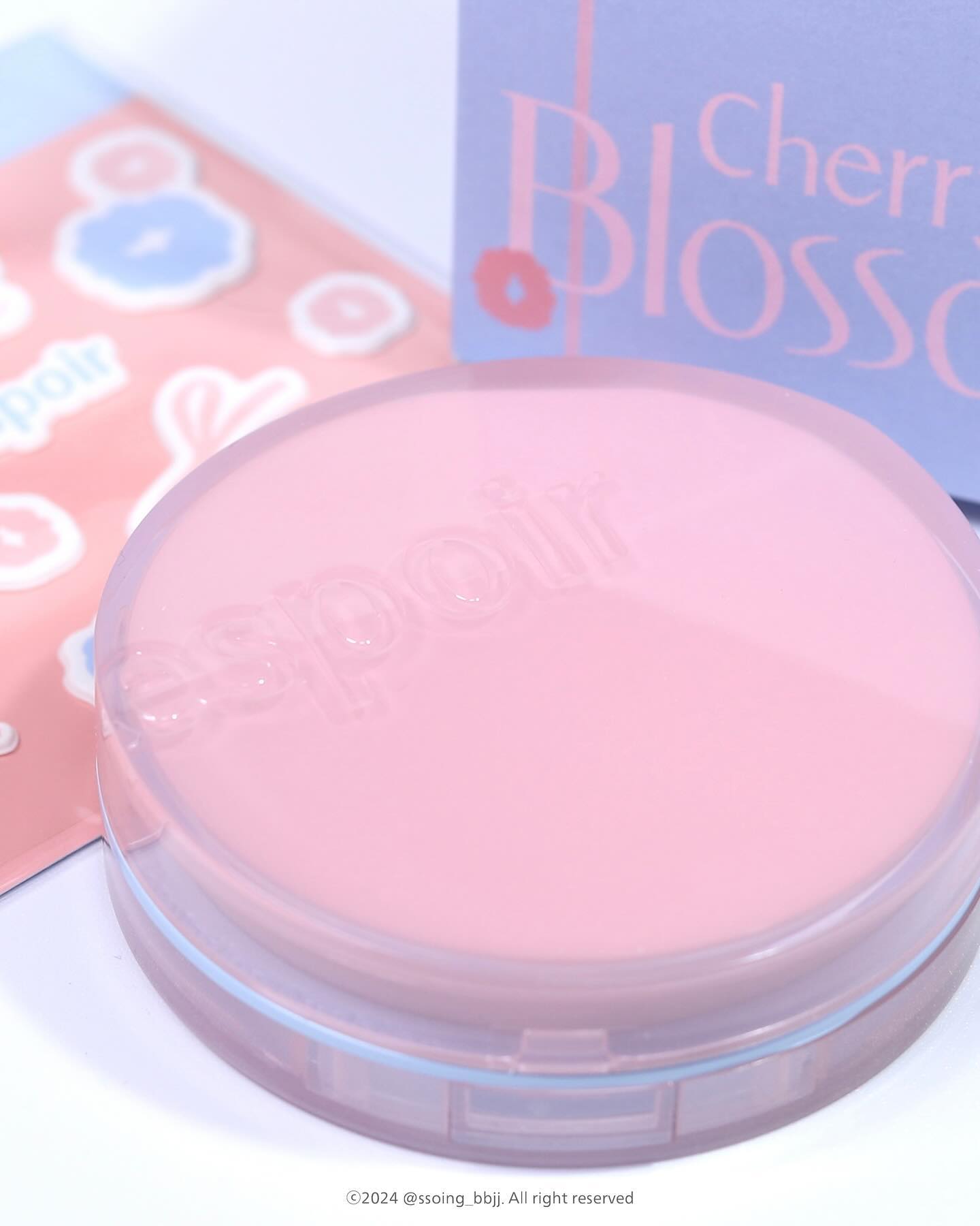 #제품제공 espoir_makeup 🌸

겨울이 데려온 봄¸.✿´´
에스쁘아 비벨벳 커버쿠션 뉴클래스 벚꽃 에디션🌸

벚꽃잎처럼 매끄럽고 보드라운 마무리감으로
화사한 피부표현을 완성해주는 비벨벳 쿠션!

저도 리필만 4개 이상 썼을 정도로 정말 애정하는 쿠션인데
이번에 벚꽃 에디션 케이스로 출시가 되었어요✨

촘촘하게 모공을 채우는 모공커버력에
피부 잡티를 깔끔하게 커버해주는 갓벽 커버 쿠션!

기존에는 조금 건조한 제형이 아쉬워서
기초를 더 탄탄하게 해주고 사용하고 있었는데
기존대비 2000배 더 늘어난 저분자 히알루론산으로
건조함까지 잡아줘서 완벽 그자체가 되어버렸답니다🌸

.
.
.

#에스쁘아 #비벨벳쿠션 #벚꽃에디션 #체리블라썸 #윈터쿠션 #갓벽커버쿠션 #쿠꾸 #올영쿠션 #올영추천템 #쿠션추천 #파룸체험단