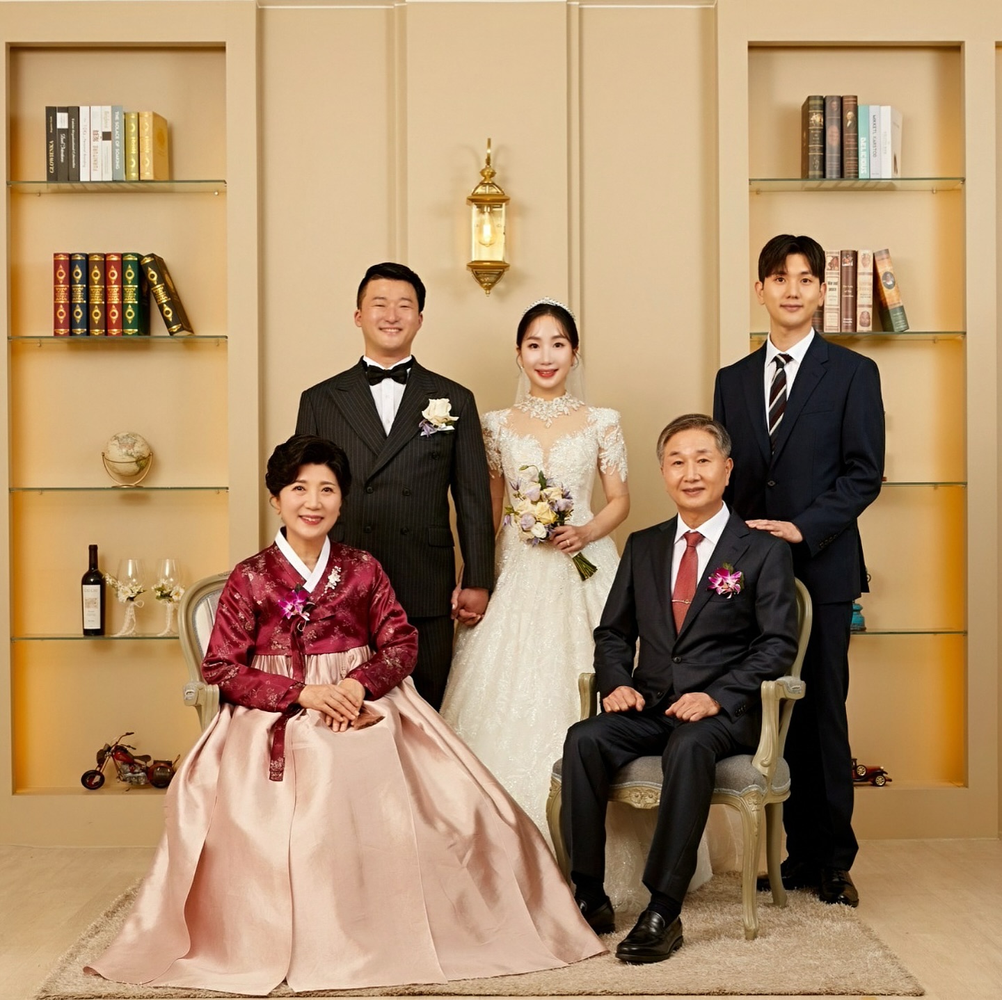 #myfamily #familypictures 
#mylovelyfamily 
#koreanfamily 💖

결혼식 원본사진들 너무 많아 다 못 열어봤는데 #가족사진
모두 너무너무너무 마음에 든당 💗

그리고 우리집 남자들 다 너무 잘생겼잖아여…
물론 엄마도 너무 예쁘지만 😍

어렸을 때부터 자랑하고 다니는 누나인데
특히 내동생 진짜 훈남 아닌가여 크으 😍
신랑 미안… 😆 사랑해여…❤️

세상 최고 #우리가족 오래오래 아프지말고 내 옆에 있어주세효 💘