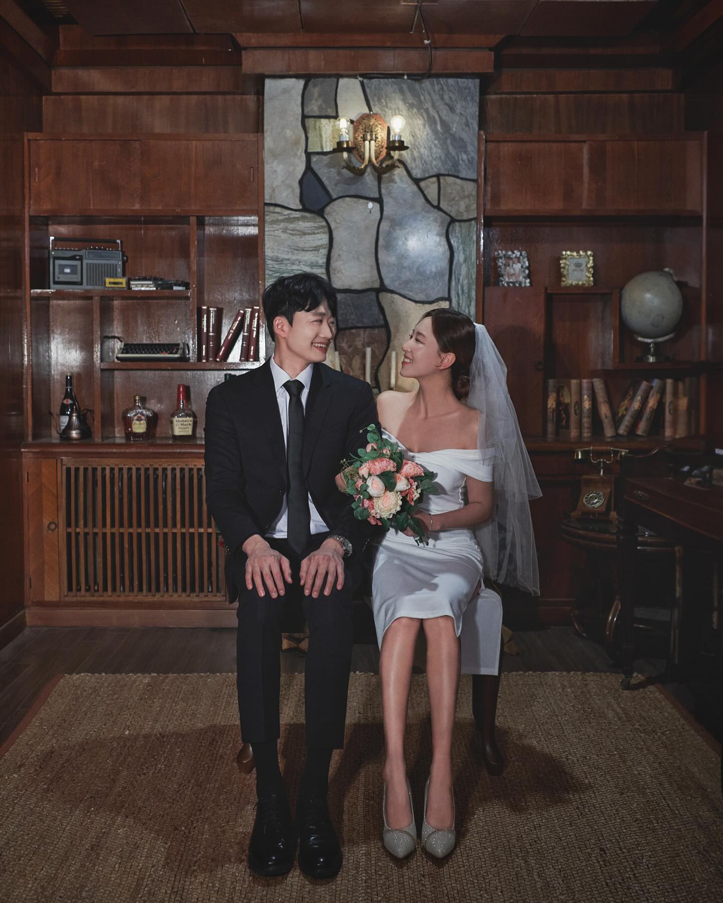.
저는 영화 속 포스터의 주인공같은 
사진들을 선호합니다. 

각자의 이야기를 담은 듯한 사진도 좋고 
때론 화보같은 분위기도 좋아해요. 

제가 찍는 그 순간만큼은 
저에게 찍히는 분들 모두 주인공으로 
만들어드리려고 노력하고 있답니다☺️

이번 한 해는 본업으로 인해 
사진도 많이 못올리고 소통도 못했지만
내년부턴 좀 더 열심히 해볼게요! 😖

그리고 이글을 보시는 모든분들 
연말 마무리 잘하시고 내년에는 행복한 일들만 
가득하시길 바랄게요🥰✨
.
.
.
햅삐연말🫶🏻