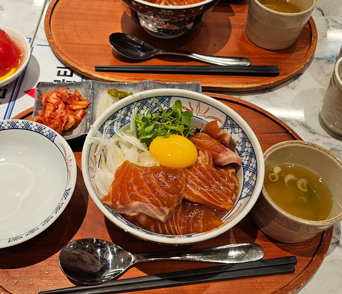 오늘도 더현대서울로~~^^
쇼핑겸 아점 타임 갖기😅
ㆍ
ㆍ
아침부터~~복작복작~
ㆍ
텐동으로 아점 맛있게..
붕장어튀김, 새우, 연어..,👍
웨이팅 생기기전에 미리 먹음요🥣, 
블루보틀에서 싱글오리진으로 마무으리☕️
ㆍ
#소소한일상 
#소소한행복 
#더현대서울맛집
#텐동맛집
#이른점심식사 
#한식러버 지만 때로는...😆