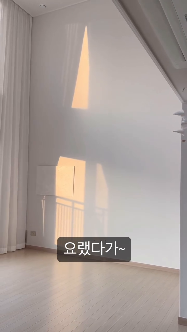 드디어 해보는 요래됐슴당!!
유행 다 지난 것 같지만ㅋㅋㅋ
한번쯤은 인스타가 알고리즘 태워주는
그런 정보성 말고 내가 하고싶은거
올려보고 싶었숴요!!!🤣🤣🤣
어제 소파 받고 곧 외출해야해서
남긴 사진이 요것뿐인데 오늘은 또 흐림🫠
더 예쁘게 찍어서 올리고 싶었거든요?
근데 이렇게 소파쿠션만 툭툭 던져놨는데도
너무 예뻐서 빨리 자랑하고 싶었어요🤭
이전에는 소파색이 너무 강해서
샷시색이랑 충돌하는 것 같아
늘 커튼을 닫고 찍었었는데
이제는 마음껏 열고 찍을 수 있어요!😍
스토리에서 보시고 예쁘다고 해주셔서
너무 기분 좋더라고요🙈
오늘은 요로케 보여드리고 내일 사진 더 예쁘게 찍어서
또 올려볼게요!
저의 뉴 소파를 함께 기다려주시고
기대해주셔서 감사해요🫶🏻
ssome_n_deco
#썸앤데코 #라무르소파 #스윙소파 #거실인테리어 #모듈소파 #화이트인테리어 #거실소품 #거실꾸미기