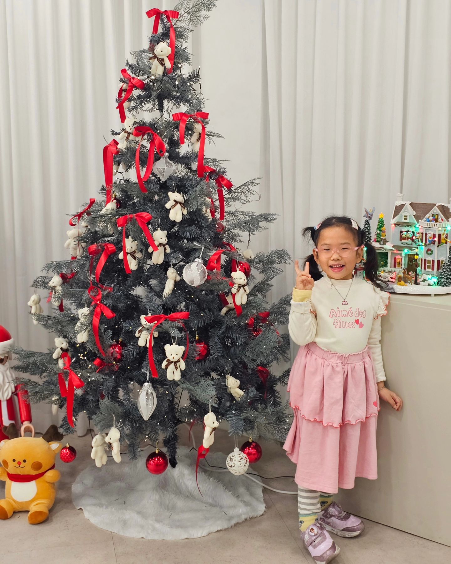 #영어수업기록

조이키즈잉글리쉬에도 크리스마스 분위기가🎄✨️
주2회 꾸준히원어민선생님과 파닉스수업과 조이원장님과의 창의융합수업을 진행하고 있는데요!
소수정예로 진행되는 만큼 아이들의 눈높이에 맞는 즐거운 영어수업을 할 수 있고요,
워크북과 리딩앤프로그램, 스피킹연습으로 가정에서도 함께 하니
인풋, 아웃풋 더블효과가💖💜

젠다티처와 1:1로 수업을 하게 되었는데,
루아가 넘넘 재밌었다며😍
엄마는 가끔 영어울렁증이 있는데..
우리루아는 자신있게 무조건 부딪혀보구, 해내는 모습이 너무 기특해요.
이제 곧 마켓데이도 다가오는데요!
조이키즈잉글리쉬 마켓데이는 아이들이 넘넘 기대하는 행사중에 하나인만큼.. 우리루아도! 오매불망 기다리고 있다는요👍🎊
우리루아의 즐거운 영어공부, 조이키즈잉글리시와 함께〰️🩵

🌞 joykids_english_ulsan 🌈

#유아영어 #울산유아영어 #울산원어민영어 #4세영어 #5세영어 #6세영어 #7세영어 #유아영어수업 #조이키즈잉글리쉬 #조이키즈잉글리시 #joykidsenglish #울산유아영어수업 #울산어린이영어 #울산유아영어수업추천 #울산놀이영어 #울산소수정예영어 #울산조이키즈 #울산영어도서관 #울산유아파닉스 #울산유아영어 #울산유아영어원어민수업