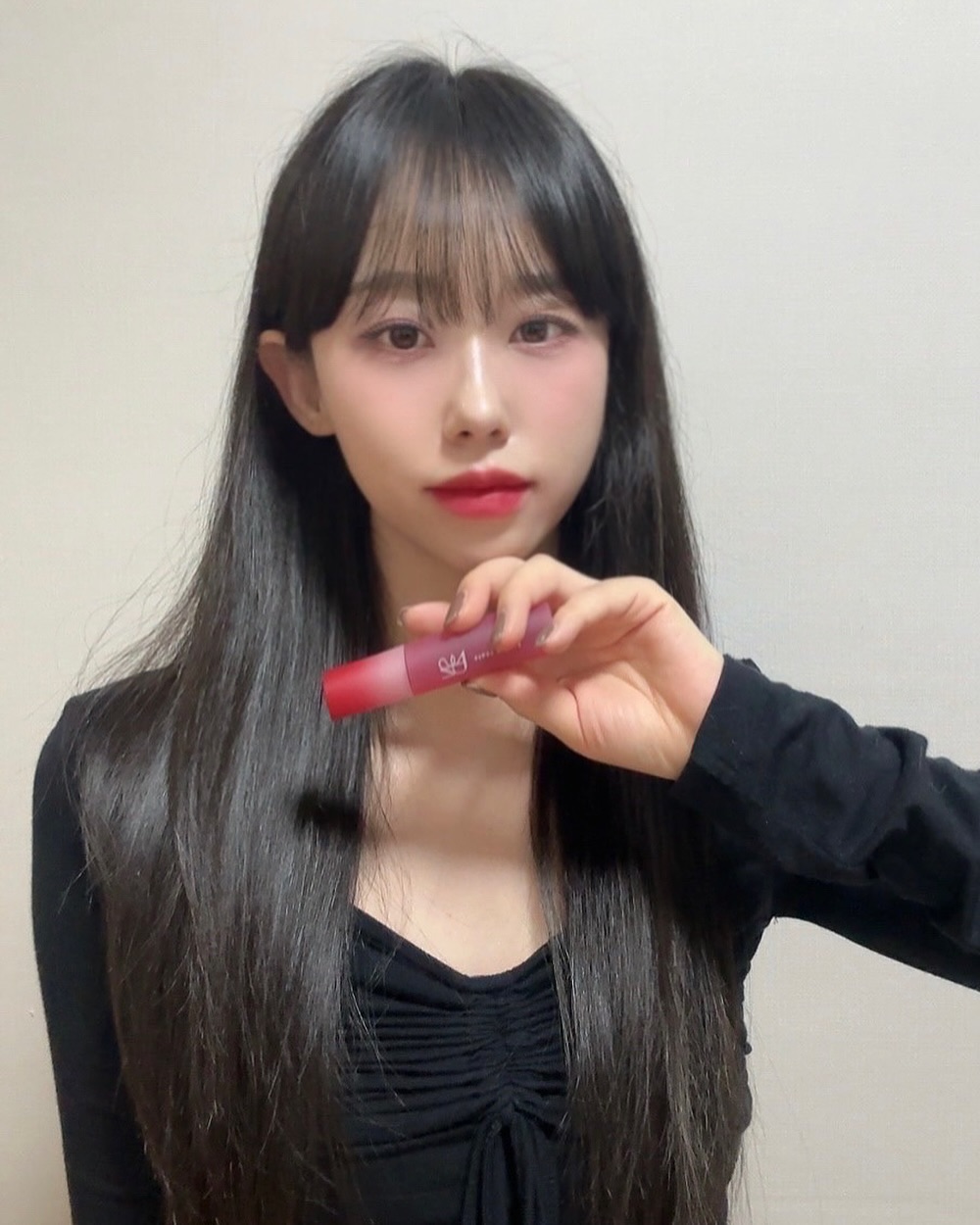 #제품제공 #협찬 s2nd_official 

Velvet의 밀착력과 보송함
Glow의 촉촉함이 더해진 벨로우 틴트 소개해드려요✨

요즘 건조한 날씨때문에 입술 각질도 점점 심해져서 매트립 바르긴 어렵고 지속력때문에 글로우만 바르지는 못하겠고 이 두 가지 고민을 다 해결해주는 틴트에요💕

처음 바르면 촉촉한 글로우 텍스쳐지만, 픽싱된 후 표현은 벨벳 제형으로 밀착되어 입술 주름을 자연스럽게 커버해줘서 마무리감이 촉촉하면서 보송해요!

✔️자연스러운 발색과 가벼운 텍스쳐
가볍고 산뜻한 텍스쳐로 무겁지 않게 입술에 밀착, 자연스러운 발색으로 오랜 시간 컬러가 유지돼요!
손바닥에 테스트해봤는데 세정제로 손을 씻어도 컬러가 안지워지고 입술도 하루종일 유지가 되더라구요!!

✔️묻어남 적은 틴트
단 한 번의 터치로 번침없이 입술에 밀착,묻어남이 적고 오랫동안 지속되는 밀착력!
컵에도 빨대에도 묻어남이 없더라고요!

✔️트렌디한 컬러 구성
사계절 내내 사용 가능한 트렌디한 핵심컬러에 각 컬러별 생화 무드

저는 1호 데이지블러썸 사용했는대요💋
어느 톤에나 잘 어울리는 레드컬러로 겨울 쿨톤인 제가 사용했을 때 너무 마음에 들었어요! 쌩얼에도 잘 어울리고 화려한 메이크업에도 찰떡이었어요🩷
제품 도포 후, 음파음파 하지말고 픽싱될 때까지 잠시 기다리면 더 깔끔하게 발색되면서 지속력이 높아져요!

이번 겨울 에스투엔디 블러썸틴트 추천드려요💄💕

#S2ND #에스투엔디 #벨로우틴트 #블러썸틴트 #생화틴트 #블러팅틴트 #말린생화틴트 #블러링틴트 #블러틴트 #착붙틴트 #보송틴트 #벨벳틴트 #입술보정틴트 #쉬폰블러틴트