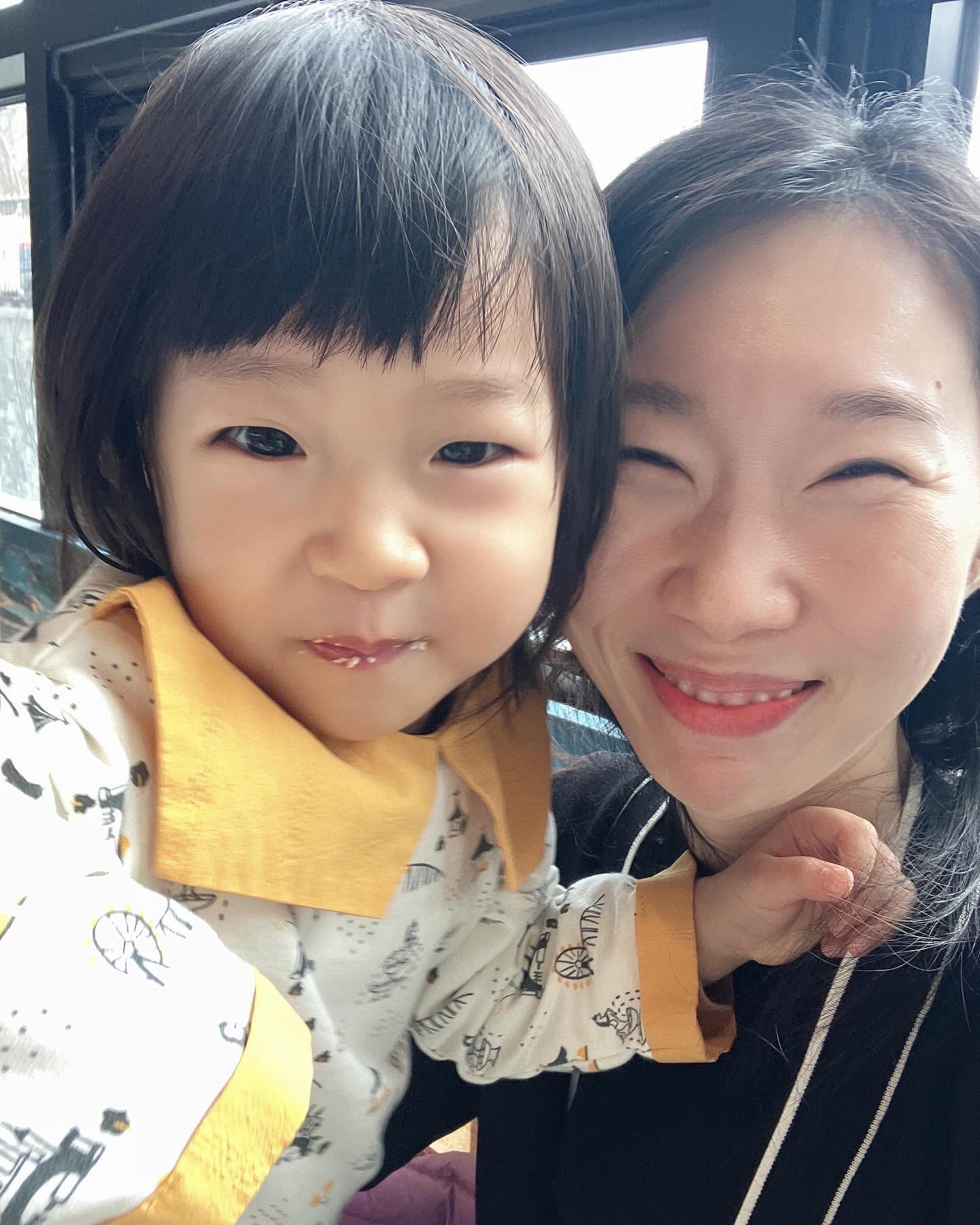 +879

실내동물원 바로 옆에 카페가 있어서
소희야 빵 먹을까? 하니 내가 고를께 딸기빵!
이라고 대답한다ㅎㅎ 딸기빵이 뭐지? 했는데 치즈케이크 위에 딸기하나 올라간거 골랐당
초코딸기빵도 골랐지만 엄빠 자체 검열... 아직 초코는 안된다!!

소희는 요거트스무디먹고
오빠랑 나는 커피마시고

오랜만에 소희랑 커피숍왔는데 좌식이라 다행 소희가 잘 있어줘서 빵도먹고 케이크도먹고 커피도 마시고
너무너무너무 좋았당🥰🥰

나도 소희도 아직 감기중이지만 이렇게 콧바람 좀 쐬줘야지✌🏻