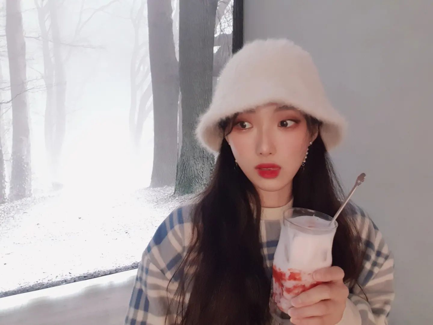 #협찬
쿠키 맛집에 다녀왔어요🍪 

깔끔한 인테리어와 조용한 분위기
좌석 간 거리가 멀어서 조아요

딸기라떼가 취향저격이었던,,,❣

----
cafe_aurora__

° 아메리카노 5,000
° 딸기라떼 6,500
° 초코 스모어 쿠키 3,500 

° 서울 마포구 와우산로 139 B1 ~ 1F
----

.
#카페오로라 #홍대카페 #홍대카페추천 #홍대디저트카페 #홍대갤러리카페 #수제쿠키 #쿠키맛집 #홍대수제쿠키 #디저트맛집 #홍대쿠키 #맞팔해용 #좋아요늘리기 #팔로우백 #데일리룩코디 #selfiegram #likeforlikesback #like4follower #l4like