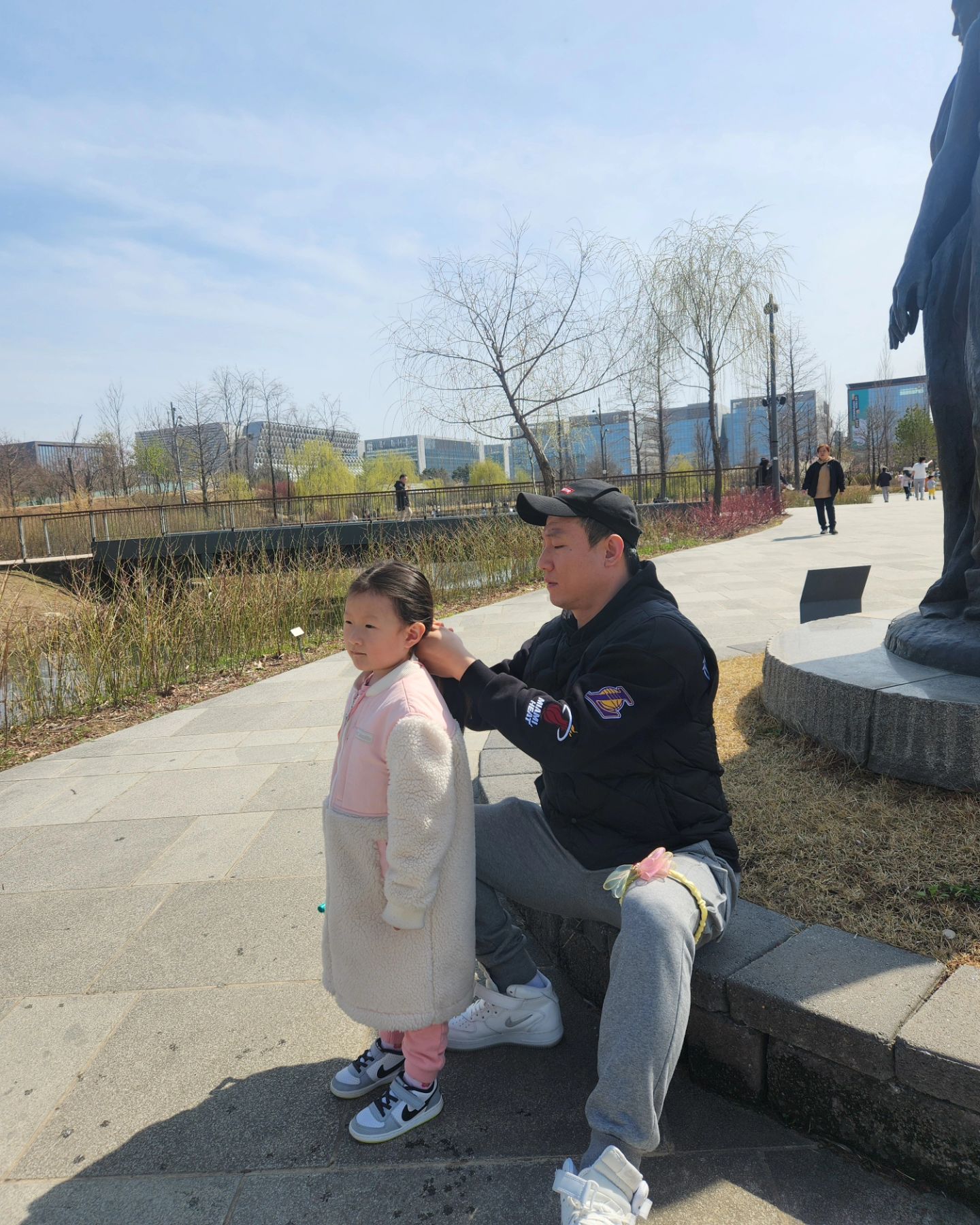 #1776일

날이 좋아서 비눗방울 놀이하러 가자니 바로 옷 꺼내와서 혼자 갈아입고와서 준비끝낸 딸ㅋㅋ쑥쑥 크는구나 😊 꽃들보고 너무 이쁘다며 카메라로 찍기바쁘고ㅎㅎ 오늘 엄마보다 더많이 사진찍은거 같은ㅋㅋㅋㅋ 잠들었으니 찍어논 카메라 앨범구경을 해볼까ㅋㅋㅋ

#서울식물원공원 #날씨좋네