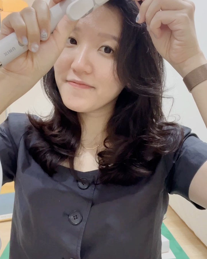 #협찬 과 함께 힘차게 복귀한 세속적인 인스터그래머! 👊

유닉스 40mm봉고데기로 똥손도 봉고데기에 입문했어요 ✌🏻 실리콘바가 있어서 봉고데기 사용이 처음인 저도 s컬 c컬 다 할 수 있더라구용🤭 

여름이라 머리사 축 처져서 기분도 추욱...이었는데 무적의 유닉스 봉고데기가 있어서 웨이브로 기분 전환되었어여 🧔🏻‍♀️

 #봉고데기 #물결고데기 #뿌리볼륨고데기 #앞머리고데기 #뿌리고데기 #미용실고데기 #뽕고데기 #아이롱고데기 #유닉스봉고데기 #물결펌고데기 #웨이브고데기 #헤어고데기 #매직기고데기 #짧은머리고데기 #가성비고데기 #S컬 #C컬 #여신웨이브