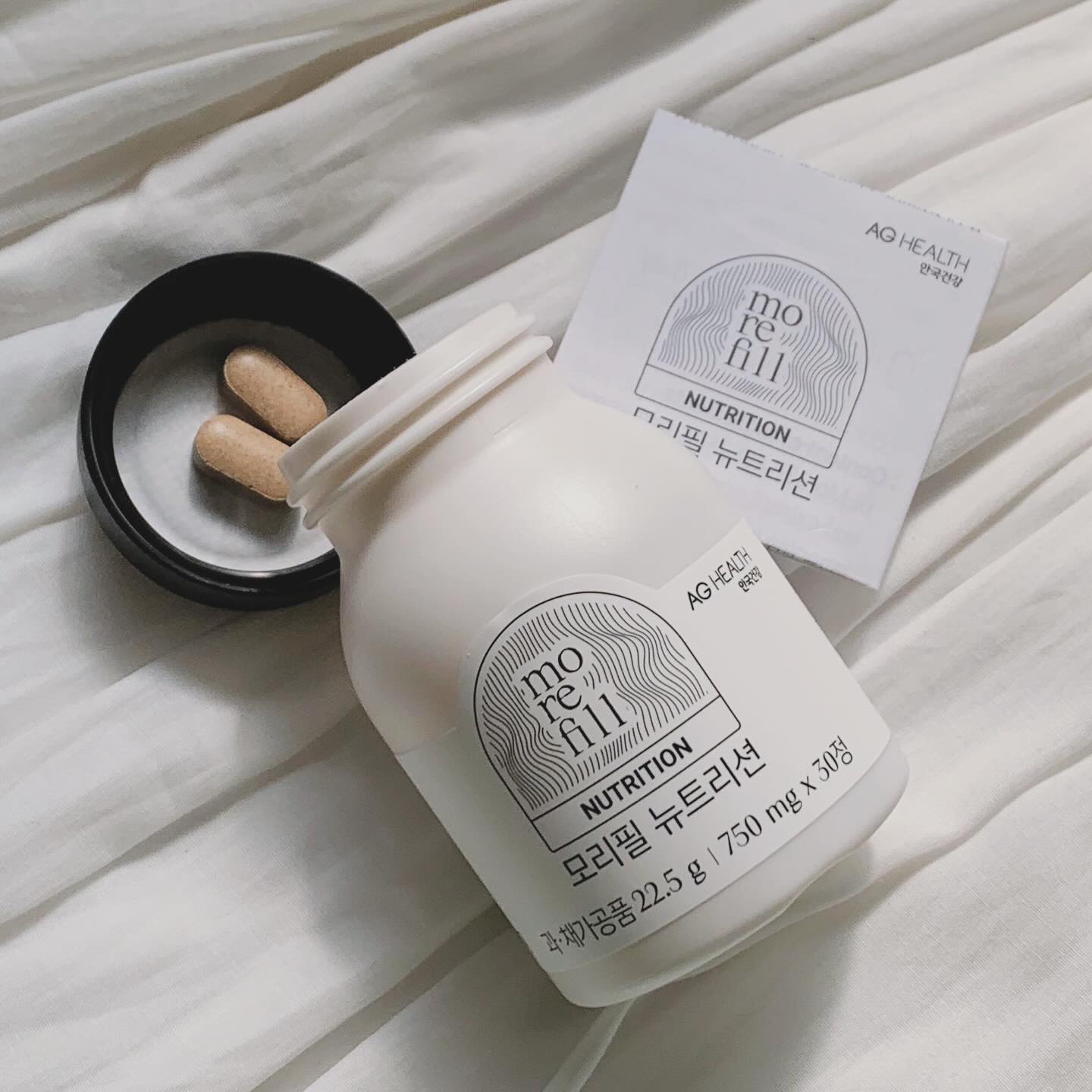 모리필 뉴트리션
안국건강 몰에서 리뷰 약속만 하면 비오틴+맥주효모 들어있는 모리필 뉴트리션 무료로 받아볼 수 있어요. (배송비 3천원)
리뷰남기고 신청하면 최대 3번까지는 무료래요.
저는 워낙 어릴때부터 모발이 가늘고 힘이 없었어서 꼭 챙겨먹는 영양제라 바로 신청했어요.
받고보니 타사 제품보다 작아 목넘김도 좋더라고요.

BLMO-308(감잎추출물분말, 회화나무열매추출분말, 녹차추출물)가 주 원료이고 맥주효모는 172.5 mg, 비오틴은 75 mcg 들어있어요.

인스타에 궁금한 제품 배송비 딜 뜨면 일단 사게되네요..!
모리필 뉴트리션 만족 스럽게 섭취하고 있어 추천드려요.

어차피 배송비 내면 무료니까,
모발에 걱정 많으신 분들 안국건강 몰에서 신청해보세요:)♥

#모리필뉴트리션 #안국건강 #모리필 #탈모영영제 #자라나라머리머리