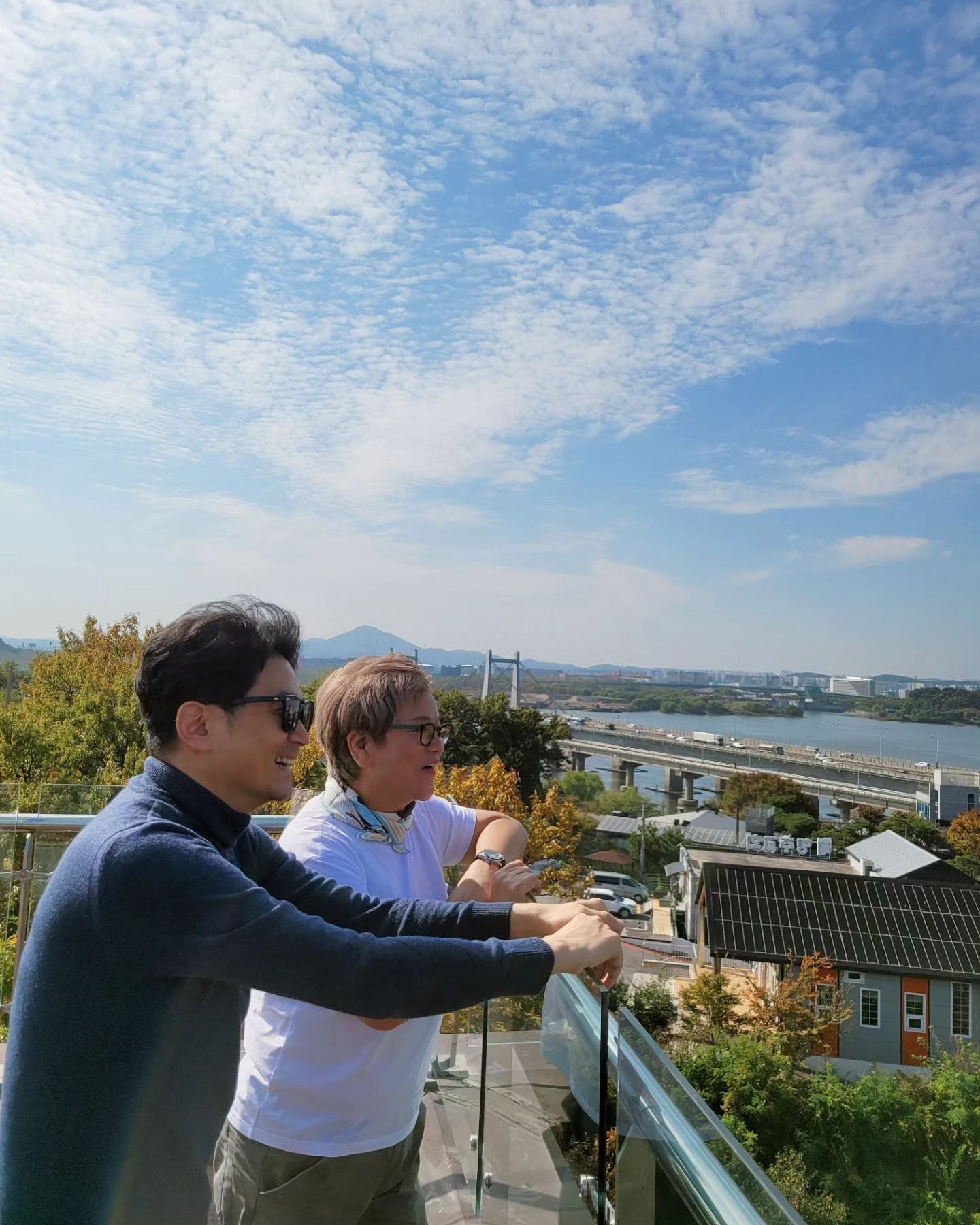 . 🩷

#리오리코

사위사랑 장모사랑♡
마미랑 러보얌 투샷 찍었는데
대만 또는 홍콩 배우 실물영접한 팬 컨셉이라며ㅋㅋㅋ
(헐리웃까지는 아닌가벼🤣🤣🤣)

사위 어깨에 손은 왜 소심한건데ㅋㅋㅋ

루프탑에서 신나게 사진찍고
신나게 웃고 역시 엔돌핀 가족♡

#행주산성카페#루프탑#한강뷰#가을만끽
#남는건사진과추억뿐#건강합시다#많이놀러다니게