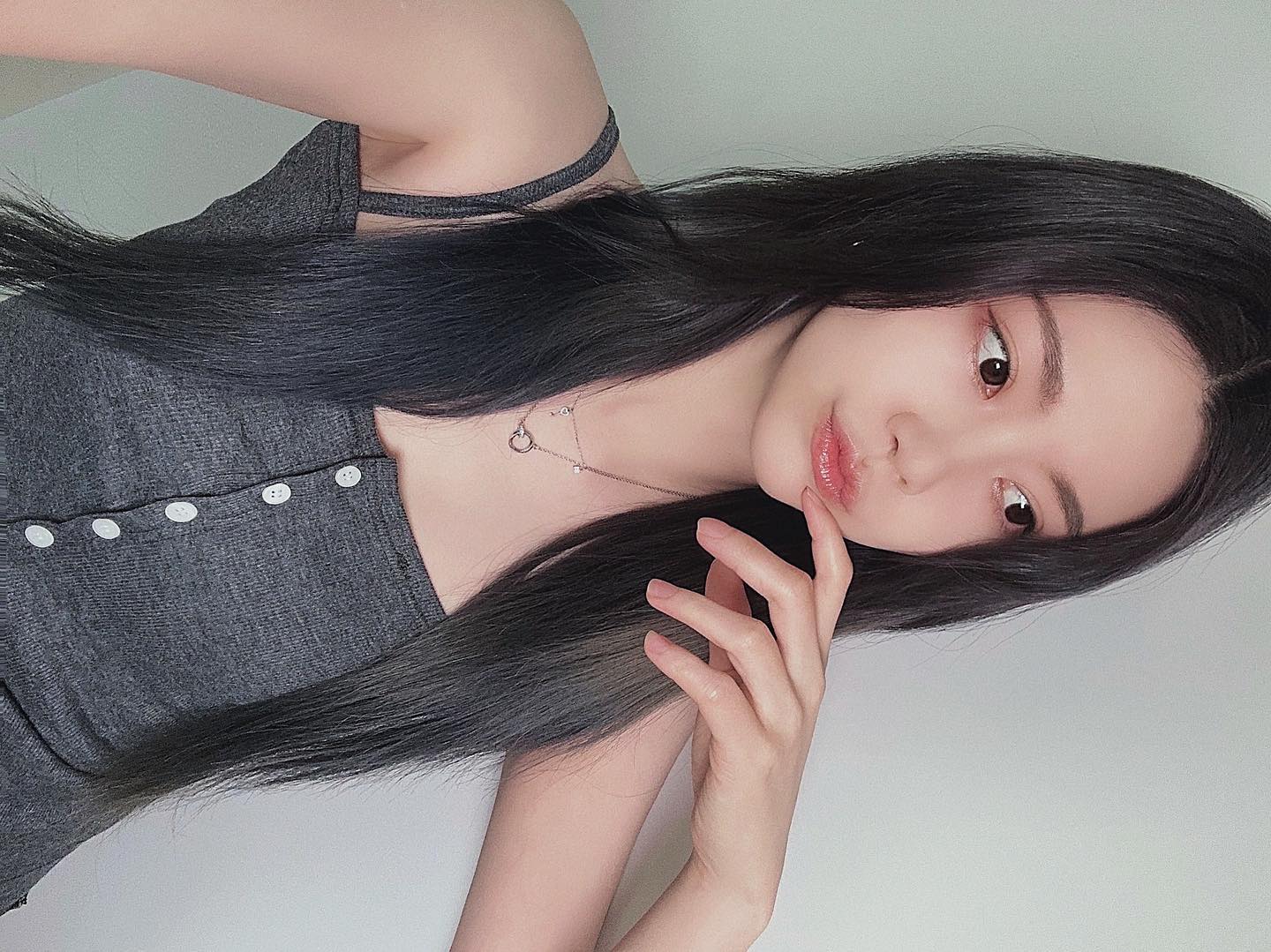머리색 바꾸고 간만에 인스타...ㅋㅋㅎㅎㅎ 오묘한 파란색 ꙳⸌🩵⸍꙳ 그레이가 조금씩 되고있지만 맘에 드러ㅓㅓ~.~ 
#촬영 #헤어