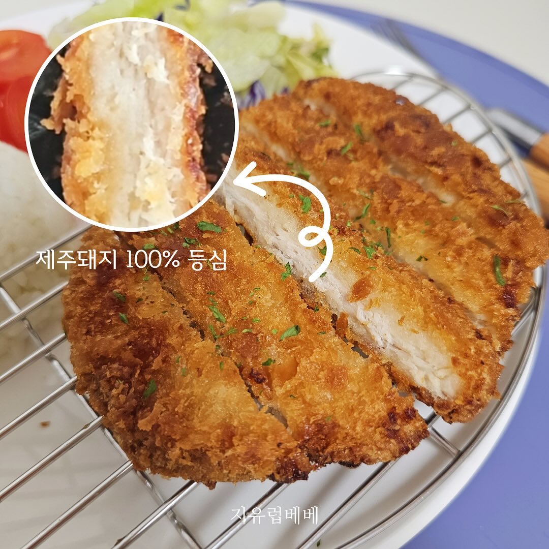 🔔엉클밥 돈까스&함박스테이크 내일까지🤎🔔
인기상품인 요 상품 오늘이랑 내일까지 단 2일밖에 안남았어요~
맛도 가격도 좋은데 거기다 ✨무료배송까지✨ 놓치지 마세요!!

✅️엉클밥 제주 등심 돈까스
⠀
제주도에서 먹고 자란 돼지의 등심 부위를
통으로 사용하여 60% 고기 함량으로
육즙 가득 씹히는 부드러운 식감을 느낄 수 있어요
⠀
✔️육즙이 풍부하고 씹을수록 단백한 맛
✔️해동도 기름도 필요없는 간편 조리
✔️튀겼을때 더욱 바삭한 굵은 입자의 습식 빵가루
✔️에어프라이어 조리시 바삭함 up
✔️소스 미포함
⠀
✅️엉클밥 치즈 돈까스
⠀
✔️독일에서 공수한 자연산 모짜렐라 생치즈
✔️늘어나는 치즈가 입 안 가득 고소한 풍미
✔️HYCCP 인증
✔️자기장을 이용한 특허받은 급냉 기술
✔️소스 미포함

⠀⠀
✅️한돈 함바그
⠀
국내산 100% 신선한 돼지고기의 살코기와 지방을
황급 배합으로 도톰하게 빚어내 육즙 가득 고소한
풍미와 부드러운 식감을 느낄 수 있어요
⠀
✔️육즙이 풍부하고 씹을수록 고소한 맛
✔️함박덮밥,함박그라탕,함박카레등 간편조리
✔️오븐에서 1차 초벌 진행
✔️한돈 함박과 가장 잘 어울리는 소스를
수십 번의 테스트를 거쳐 만든 비법 소스
✔️소스 포함
⠀
⠀
✅️구성
⠀
✔️돈까스SET
등심 돈까스 5팩 + 치즈 돈까스 5팩 (소스 미포함)
⠀
✔️함박 SET
함박 스테이크 3개입 2팩 (소스 포함)
⠀
⠀
🗓 공구기간: 3월12일~3월16일
⠀
⠀
🚚 배송기간:
오전 11시 이전 주문시 당일 출고 요청(영업일 기준)
(무료배송/제주·도서산간 지역 배송 불가)
⠀
🏷홈페이지에 없는 상품으로 구매 문의는 댓글이나 DM 부탁드려요