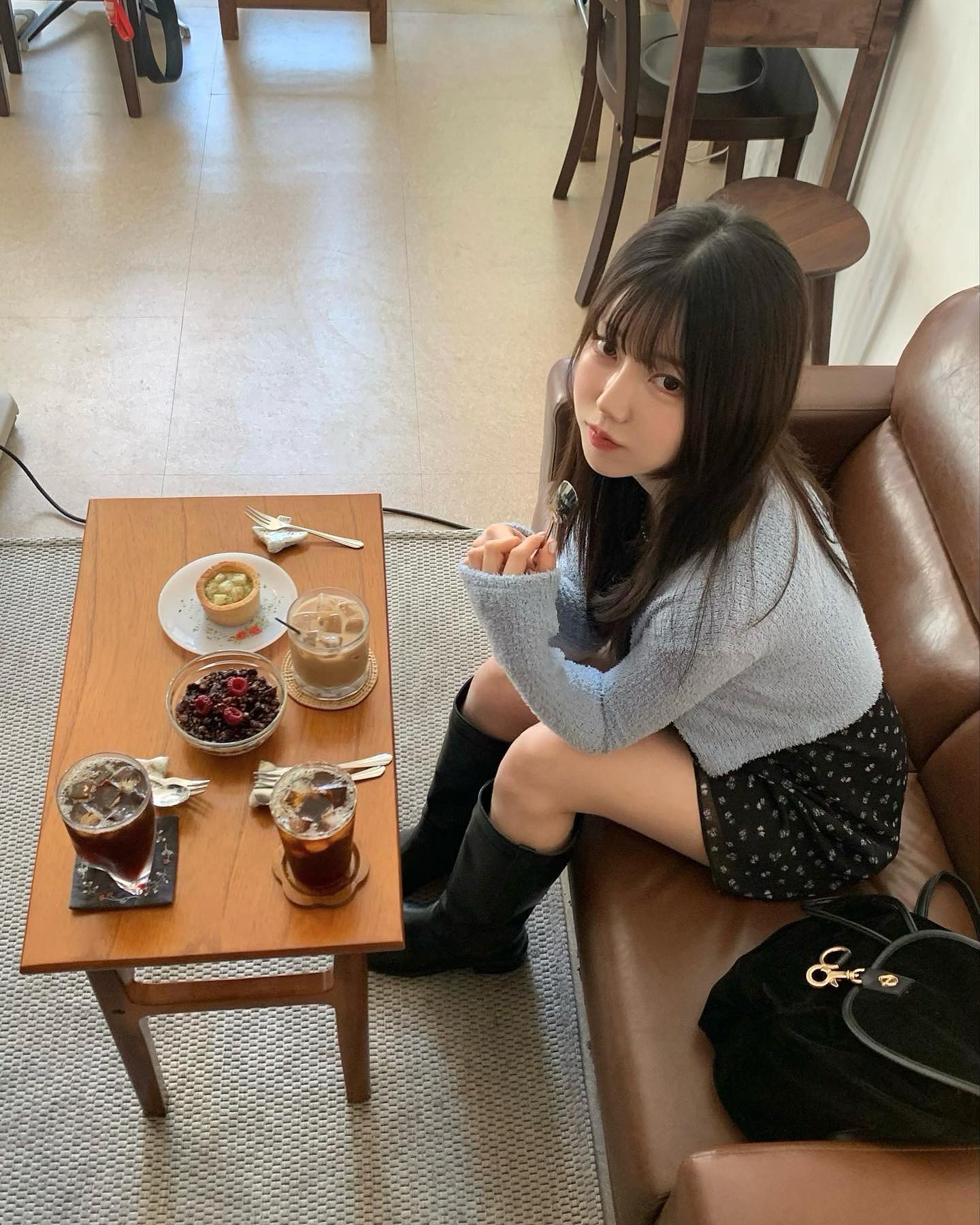 봄 날씨였던 주말 ~~ 🌼 원피스랑 가디건 코디도 마음에 쏙 ! 들구 ~~ 고냉이랑 로이랑 카페는 언제나 ( 아주 조콤 정신없지만 ) 힐링 가득이구 ~~ 다들 1인 1감자 키슈 하세요 ! 🫶🏻