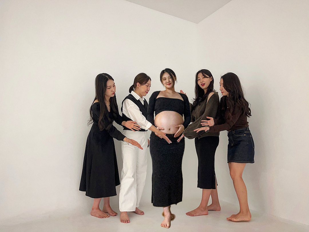 만삭촬영 결국 성공🩶
몸은 떨어져 있어도 한공간에 있는듯한 결과물ㅎㅎ
(합성으로 완성한거 안비밀🤫)
똔굥이 결혼식에는 합성할일 없기를..🫶
그래서 다음 만삭 누군데..?
#5총사
#우정만삭사진