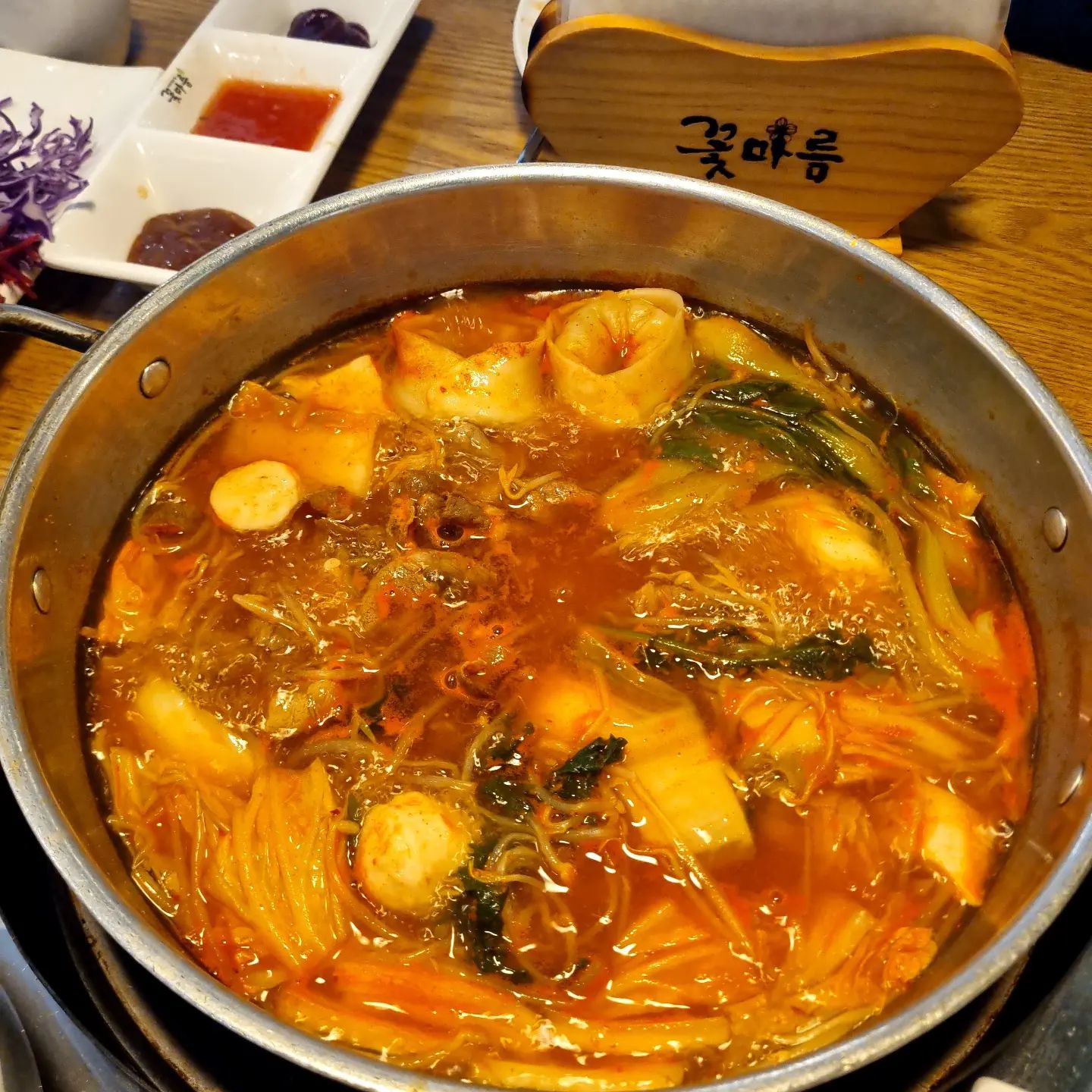 #협찬 #꽃마름광주동림 #광주샤브샤브맛집

신선한 소고기와 국물이 진짜 맛있는❣️
광주 샤브샤브 맛집 <꽃마름 동림점>에 다녀왔어요👩‍❤️‍👨

신협 건물 3층에 위치해 있는데 뒷편에 전용 주차장이 따로 있어서 좋더라구요🤗(사우나 주차장 1,2층 이용 가능👍🏻) 내부도 완전 넓고 쾌적했는데✨️신생아 전용룸✔️장애인 휠체어석✔️입식룸✔️좌식룸 등 총 4가지 타입의 룸이 있어서 세심함이 느껴졌어요🥹💓 

저희는 [월남쌈 소고기 샤브정식(맵기-중간맛)] 2인을 주문했는데요🙆🏻‍♀️ 메뉴에 훠궈 샤브도 있더라구요👏🏻
신선한 소고기와 싱싱한 채소, 소스도 5가지나 나오고👍🏻특히 감칠맛 대박인 국물이 완전 시원하고 칼칼해서 넘 맛있었어요🙊💕 후식 면도🍜 칼국수와 쌀국수 중에 고를 수 있고 부드러운 죽도 대존맛❣️
식사 후엔 디저트로 아메리카노, 아이스크림, 생수 중에 고를 수 있어서 넘 좋았어요👍🏻💯💯

사장님과 직원분도 넘 친절하셔서 가족끼리 오거나 데이트하기 딱 좋은 <꽃마름 동림점>❕️
광주 샤브샤브 맛집 찾으실 때 완전 추천드려요🤗❣️❣️ kkmr_dongrim

✅️ 네이버 영수증 리뷰 작성 시 인 당 1,000원 추가 할인🎉
🔗 https://map.naver.com/p/entry/place/35624076

🏠 주 소 : 광주 서구 하남대로 676 (동천동) 3층
🕒 월~일 11:30~22:00 / 15:00~17:00 브레이크(주말엔 없음) / 건물 뒷편 사우나 주차장 2시간 무료🚗

#광주찐맛집 #광주맛집추천 #광주맛집투어 #광주맛집 #광주데이트 #광주가볼만한곳 #광주핫플 #광주핫플레이스 #동천동맛집 #동림동맛집 #광주샤브샤브 #광주동천동맛집 #광주동림동맛집 #광주훠궈 #꽃마름동림점 #광주데이트코스 #광주데이트장소 #광주모임장소 #광주회식장소 #먹팔 #먹팔맞팔 #먹팔해요 #칼맞팔 #선팔하면맞팔 #좋반 #좋아요 #좋아요반사