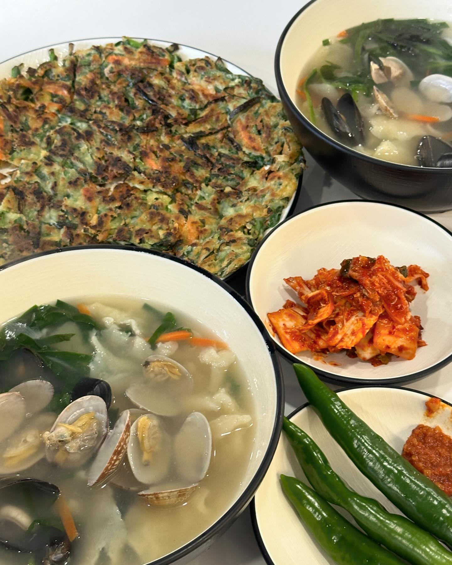 반월당 찐맛집 부림해물손칼국수 다녀왔습니다💟 

✔️싱싱한 해산물 가득한 해물수제비❤️ 국물이 진짜 깔끔하고 시원했어요!! 칼국수집은 역시 겉절이가 8할이죠! 여기는 겉절이까지 너무 맛있었어요. 
역시 역시! 유명한 곳은 이유가 있습니다!!! 

✔️부추전 완전 바삭바삭하고 꼬소해서 여기오면 무조건 주문해야해요👍🏼 한 판 그냥 순삭입니다. 오와 진짜 맛있어요! 

✔️비빔밥도 신선한 야채가 가득해서 슥삭슥삭 잘 비벼먹으면 진짜 최고!!! 꿀맛이에요!! 

맛도 물론이고 깔끔한 매장과 친절하신 직원분들도 너무 좋았던 부림해물손칼국수 찐추천해요🫶🏻

📍부림해물손수제비칼국수 
대구 중구 남성로 36 지상1층 
.
.
.
#대구칼국수맛집 #대구반월당맛집 #대구칼국수 #더현대대구맛집 #부림해물손수제비칼국수반월당점
