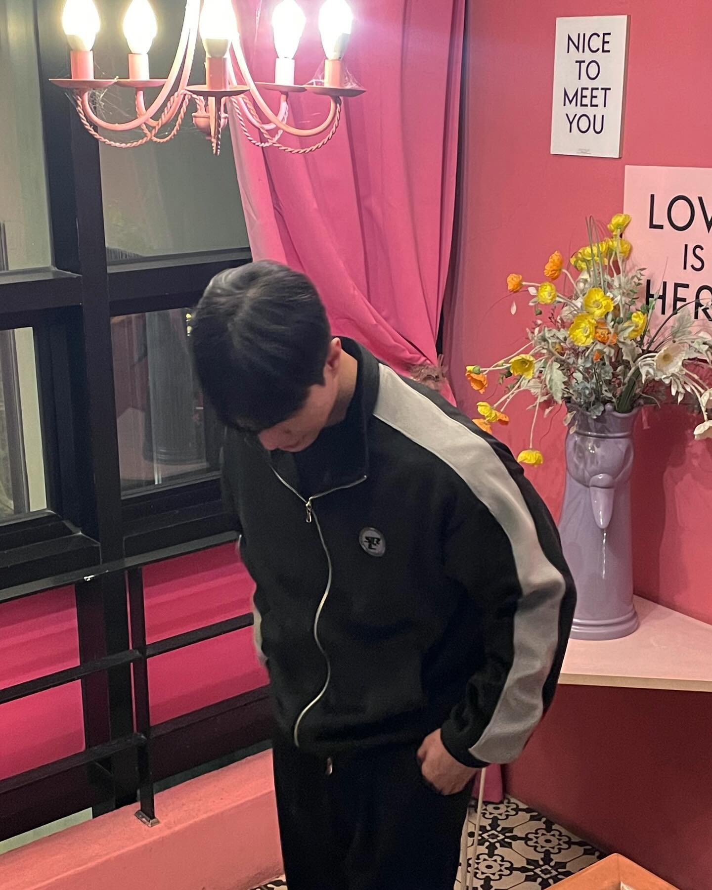 #협찬 #search410_official

부드러운 착용감과 고급스러운 무드를 표현하는
‘벨로아 코듀로이 집업’
2-WAY 지퍼를 사용해 다양한 실루엣 연출 가능하며
안감에 밍크원단을 사용해 높은 부드러운 터치감,
코듀로이 조직으로 높은 내구성과 보온성이 우수한 벨로아 원단을 사용해서 이번 겨울에 따뜻하게 입을 수 있습니다!

search410_official
#벨로아 #코듀로이 #써치410
#SEARCH410 #스트릿