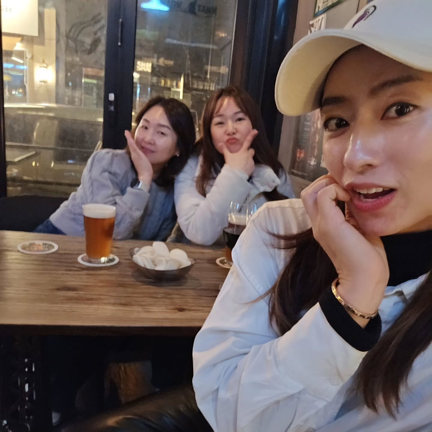 SK뷰 삼총사🤍
내년에도 더 건강히!!!!

십년 전 여행사진 꺼내보며
우리 진짜 어렸다며ㅋㅋ

추억여행👩‍❤️‍👩
어여 다시 가자🚘