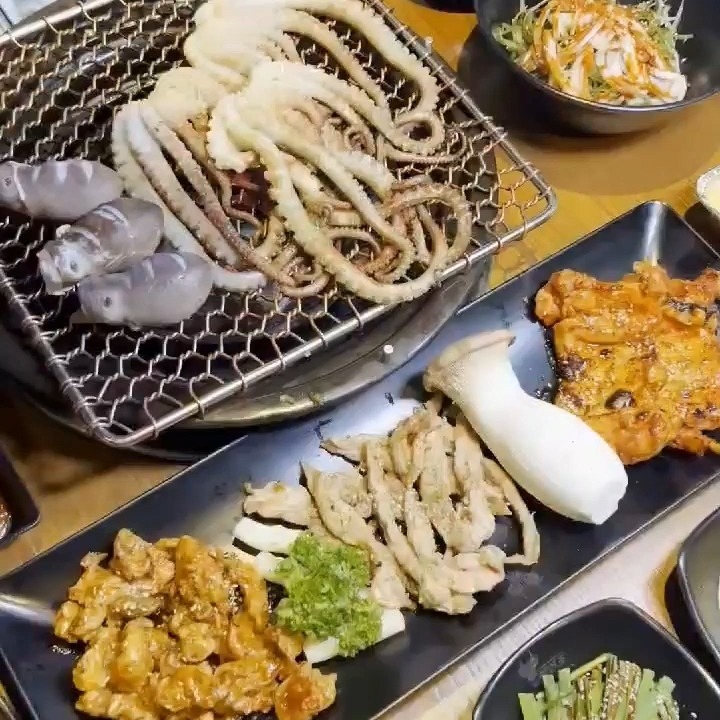 #제주연동맛집 #연동맛집 #제주도맛집 #제주맛집 #제주맛집추천 #제주가볼만한곳 #제주시맛집

싱싱한 산낙지를 마늘 특제소스에 버무려 숯불에 구워 먹는 별미가 두말할 것 없이 정말 맛있어요

매장도 넓고 깔끔하고 위생관리가 잘되어 있어 모임이나 회식, 망년회하기 딱 좋은 장소 인것 같아요!!

다양하게 먹을 수 있는 참숯삼인조 삭당
제주도가면 꼭 들려야하곳 !!
제주항공에서 가까워 꼭 가셔서 드셔보는 것 도 좋아요!!
참숯삼인조제주연동점
제주 제주시 신광로4길 15 1층
연락처 : 0507-1384-9446