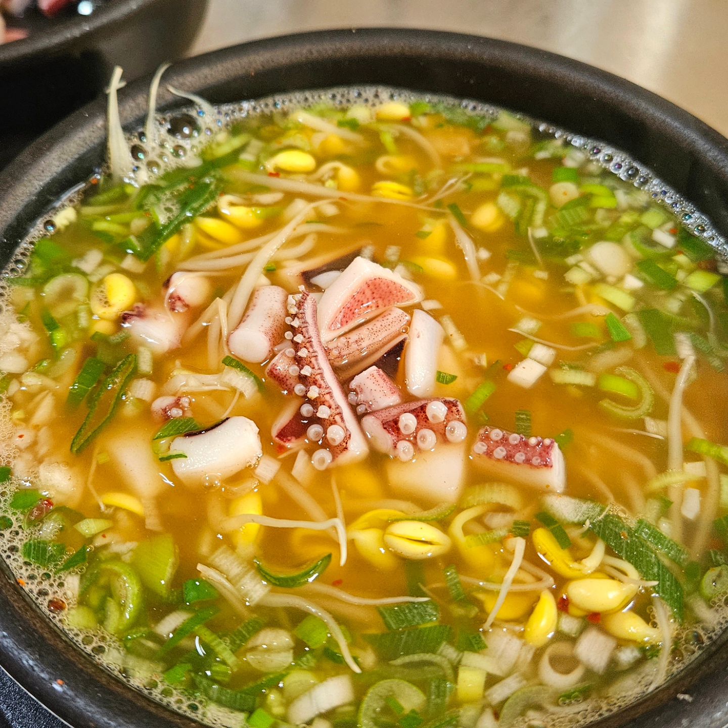 전주 찐맛집 해장 끝판왕 미가옥

콩나물 팍팍 들어간 매콤 시원한 국물이 일품인 콩나물 국밥✨️
사장님께서 식사 나올때 파를 바로 썰어 넣어주셔요
이게 어떻게 맛이 없어!!!

오징어 반마리 추가하면 데친 오징어도 바로 썰어주시는데
국밥에 넣어먹으면 식감천재에 존.맛.

어제 술 많이 마실껄 후회하게 만드는 집이었어요
전주에 가게 된다면 무.조.건. 가보세요🧡

📍위치
전북 전주시 완산구 황강서원1길 3-8

🕑영업시간
월요일 정기휴무
화~일요일  6:00 ~ 14:00

🍲메뉴
콩나물 국밥 7,000
오징어 반마리 3,000
오징어 한마리 5,000
수란 추가 500

#쩝쩝이_전주#미가옥#전주맛집#전주#전주콩나물국밥#전주맛집추천#먹스타#먹팔맞팔#먹방스타그램#맛집추천#전라도맛집#먹팔