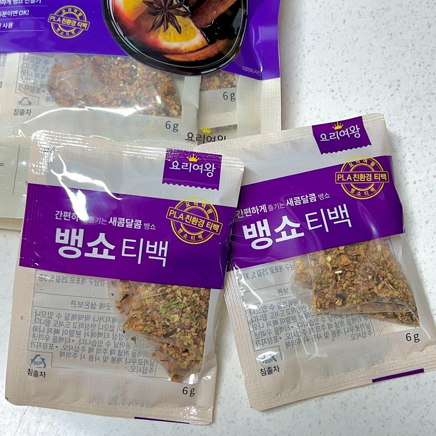 #협찬 
환절기 감기예방에 좋다는 뱅쇼🍷
 요리의 여왕 뱅쇼 티백으로 쉽고 간편하게 직접 만들어봤습니다!
 뱅쇼는 우리나라 쌍화탄 처럼 유럽에서 감기약 대용으로 마신다고 해요, 뱅쇼티백으로 별다른 재료 없이 와인 한병으로 ‘ 5분 ’ 만에 집에서 간편하게 뱅쇼 만들기가 가능합니다! 
[ 레드와인 + 뱅쇼티백 = 5분 끓이기 ]
 술을 좋아하지 않아도 걱정 No~ 와인을 끓이기 때문에  알콜이 증발해서 부담없이 차로도 마실 수 있어 너무 좋아요👍🏻
 연말 분위기에 뱅쇼로 홈파티를 한껏 즐겨볼 예정>.<

✅Check Point
* 친환경 생분해성 필터 사용
* 식약청에서 인증받은 해썹(HACCP)
* 국내산 사과와 유자로 만든 안심하고 마시는 건강한 차

‘제품을 협찬받았지만 솔직하게 먹어보고 작성한 리뷰입니다‘

#택배의여왕 #혼술 #환절기 #감기예방 #요리여왕 #뱅쇼 #뱅쇼만들기 #뱅쇼티백 #홈파티 #연말파티 #와인